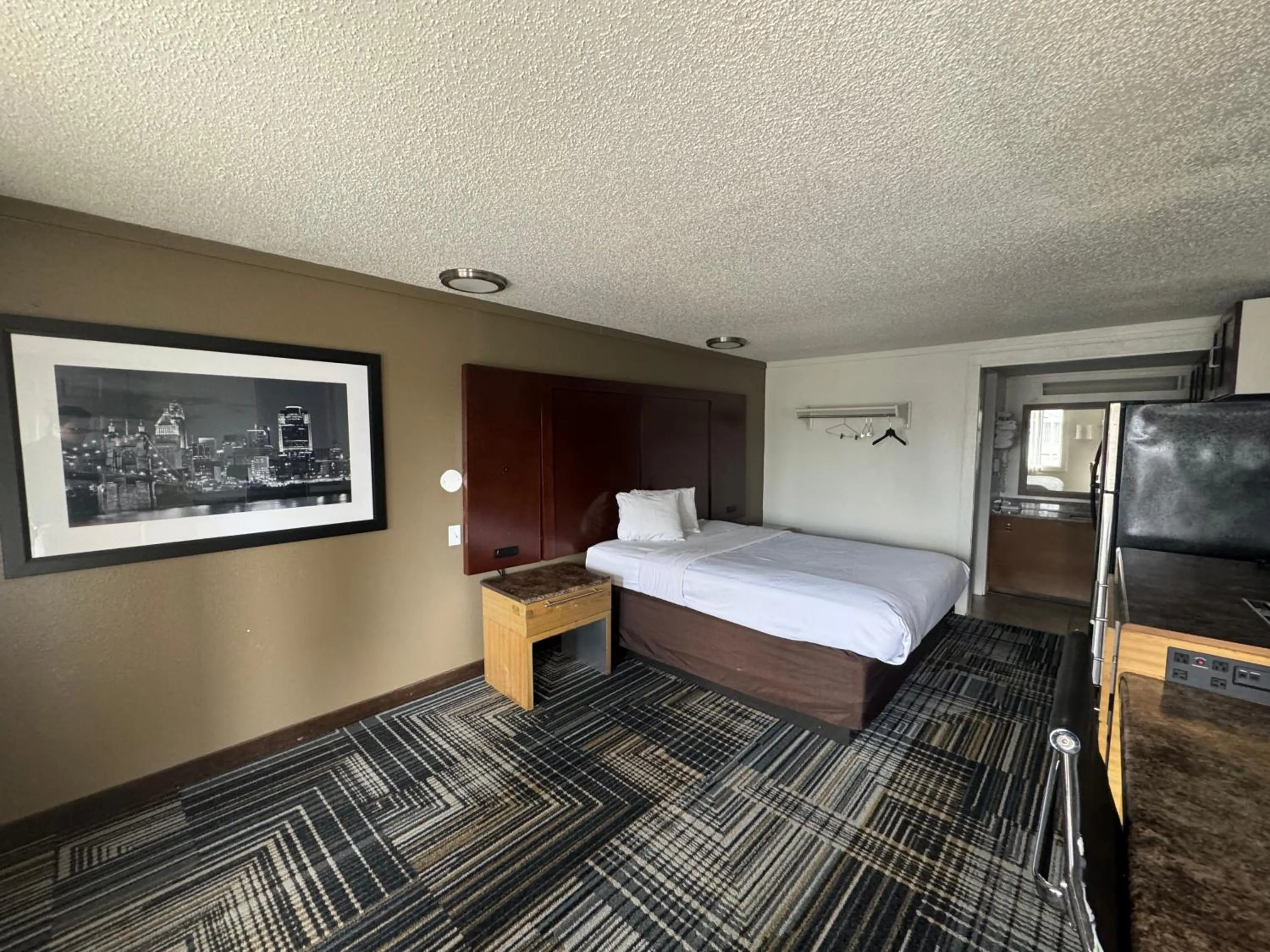 Bed in Rodeway Inn Sharonville - Cincinnati North