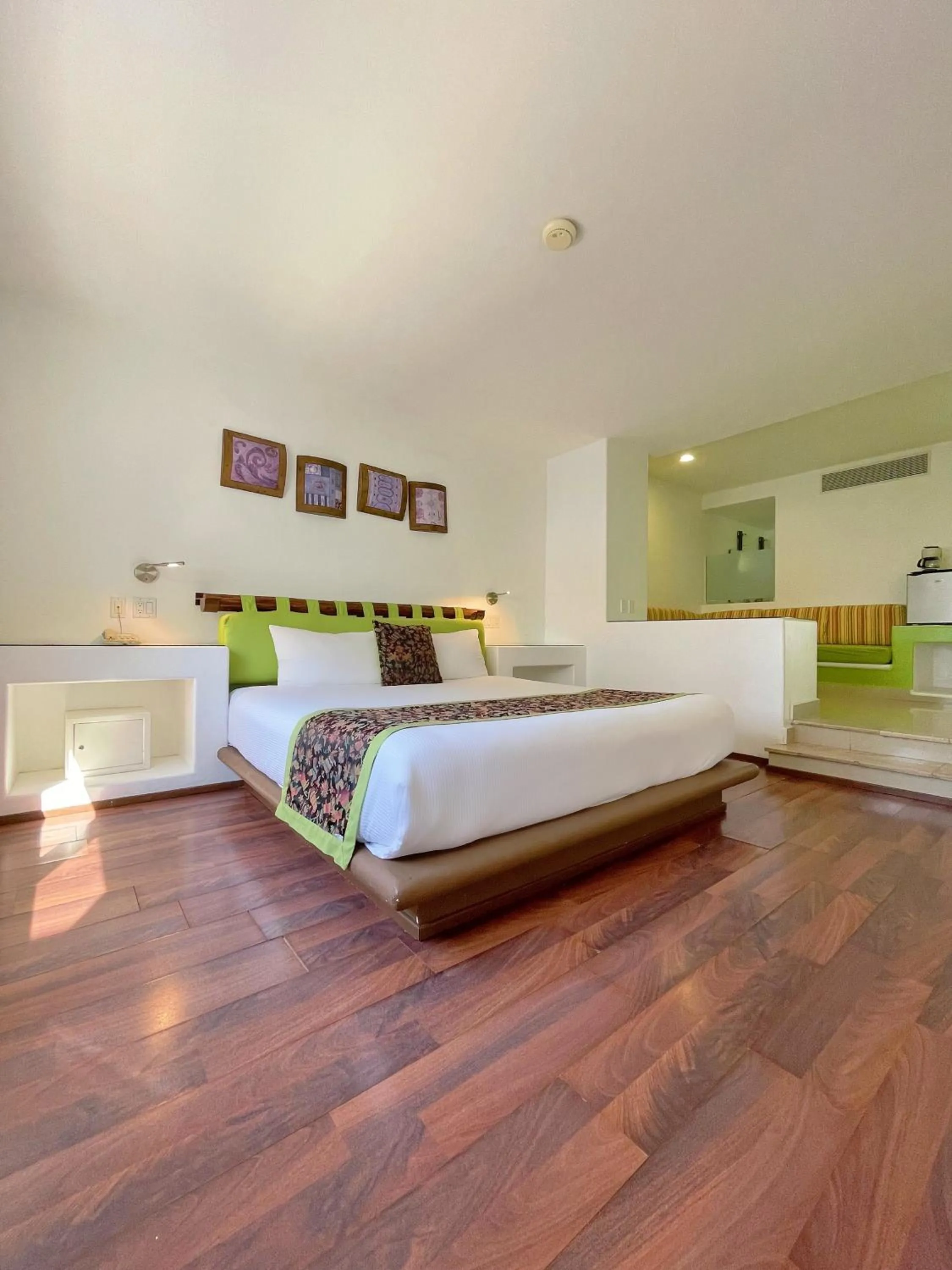 Photo of the whole room, Bed in Seven Crown Express & Suites by Kavia