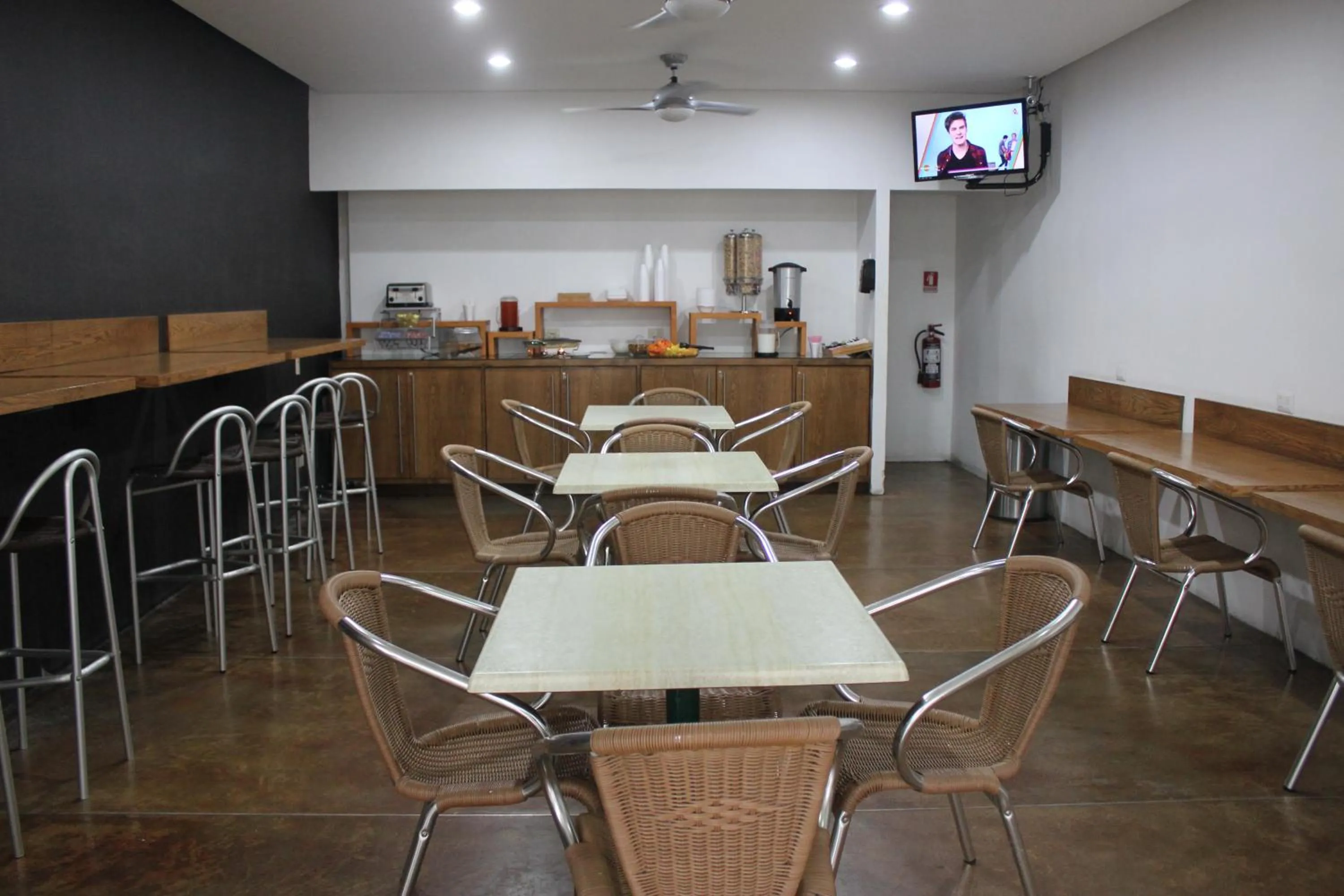 Restaurant/places to eat in Seven Crown Express & Suites by Kavia