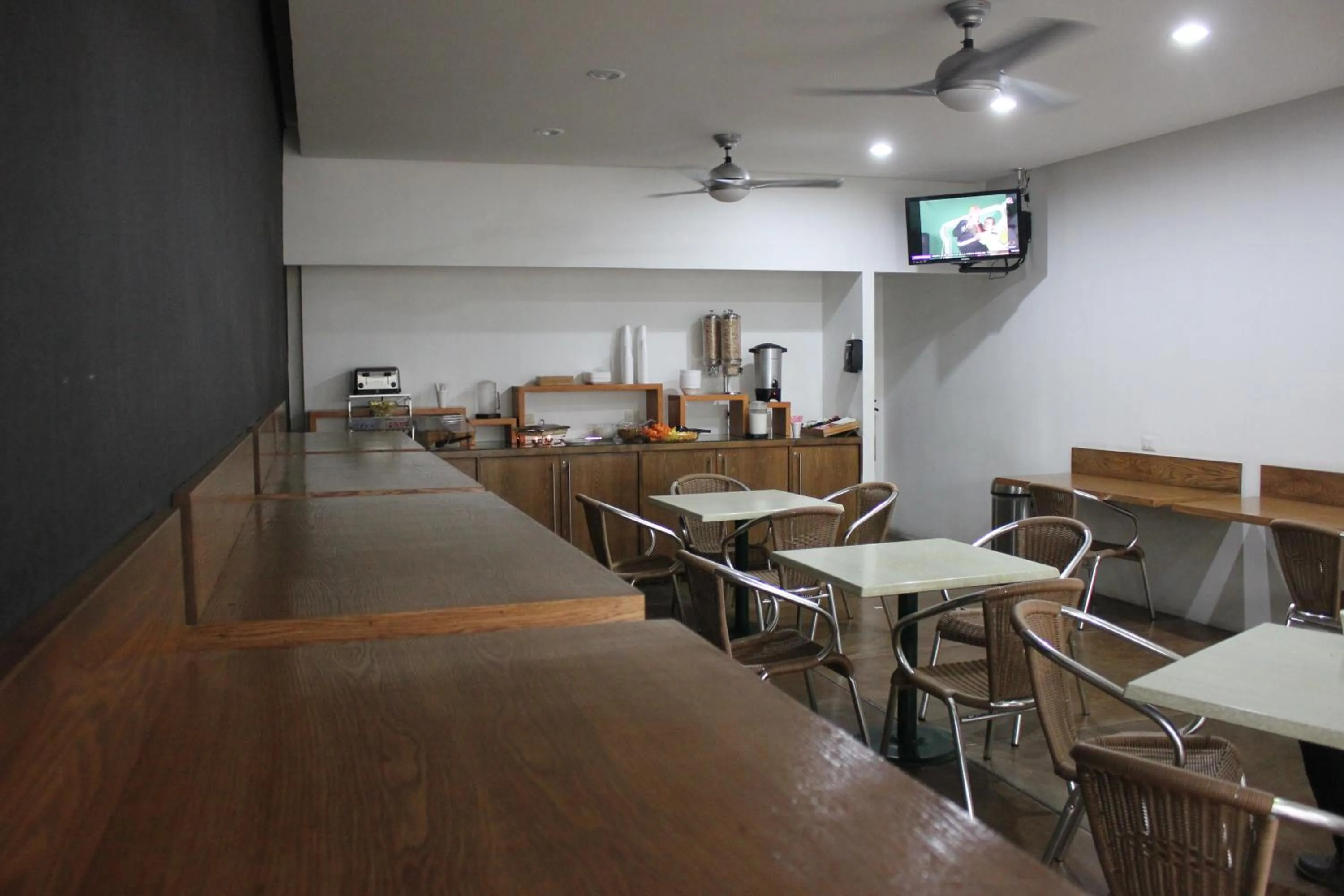 Restaurant/places to eat in Seven Crown Express & Suites by Kavia