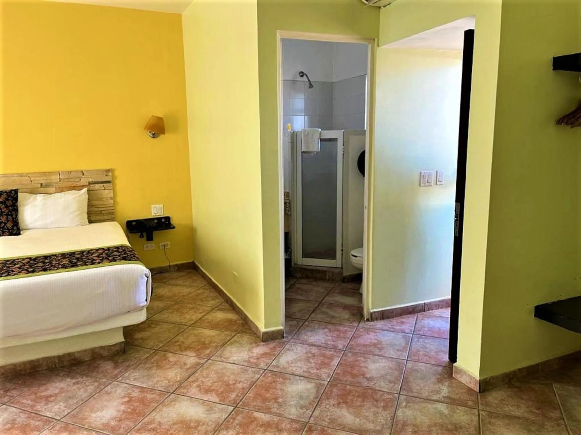 Photo of the whole room, Bed in Seven Crown Express & Suites by Kavia