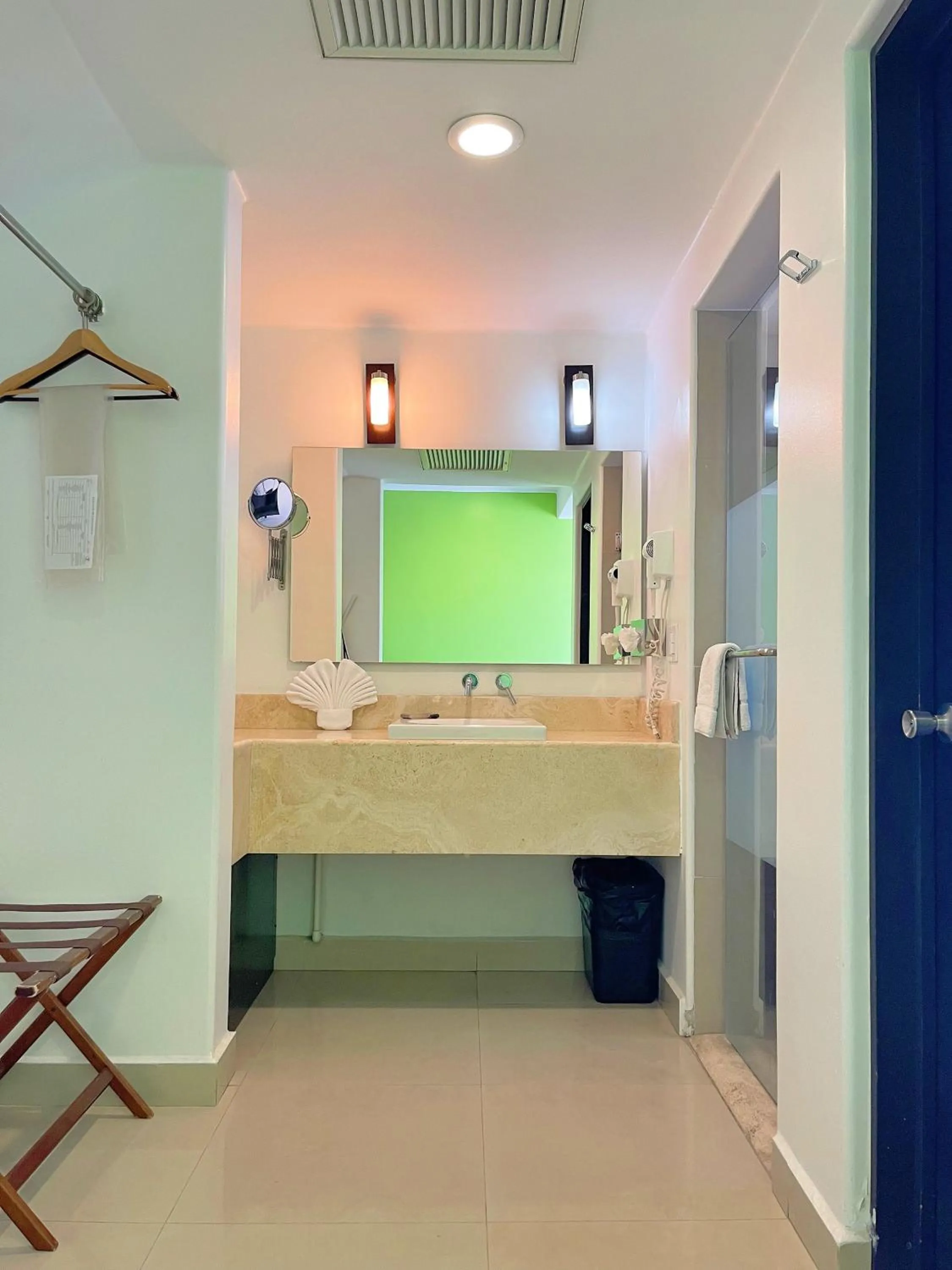 Bathroom, Bed in Seven Crown Express & Suites by Kavia