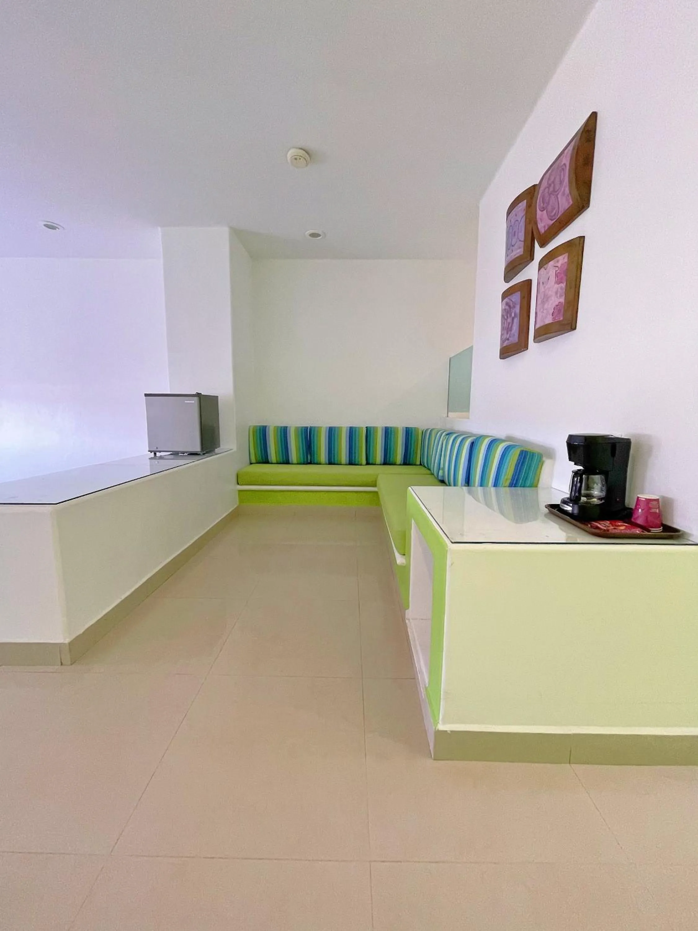 Living room in Seven Crown Express & Suites by Kavia