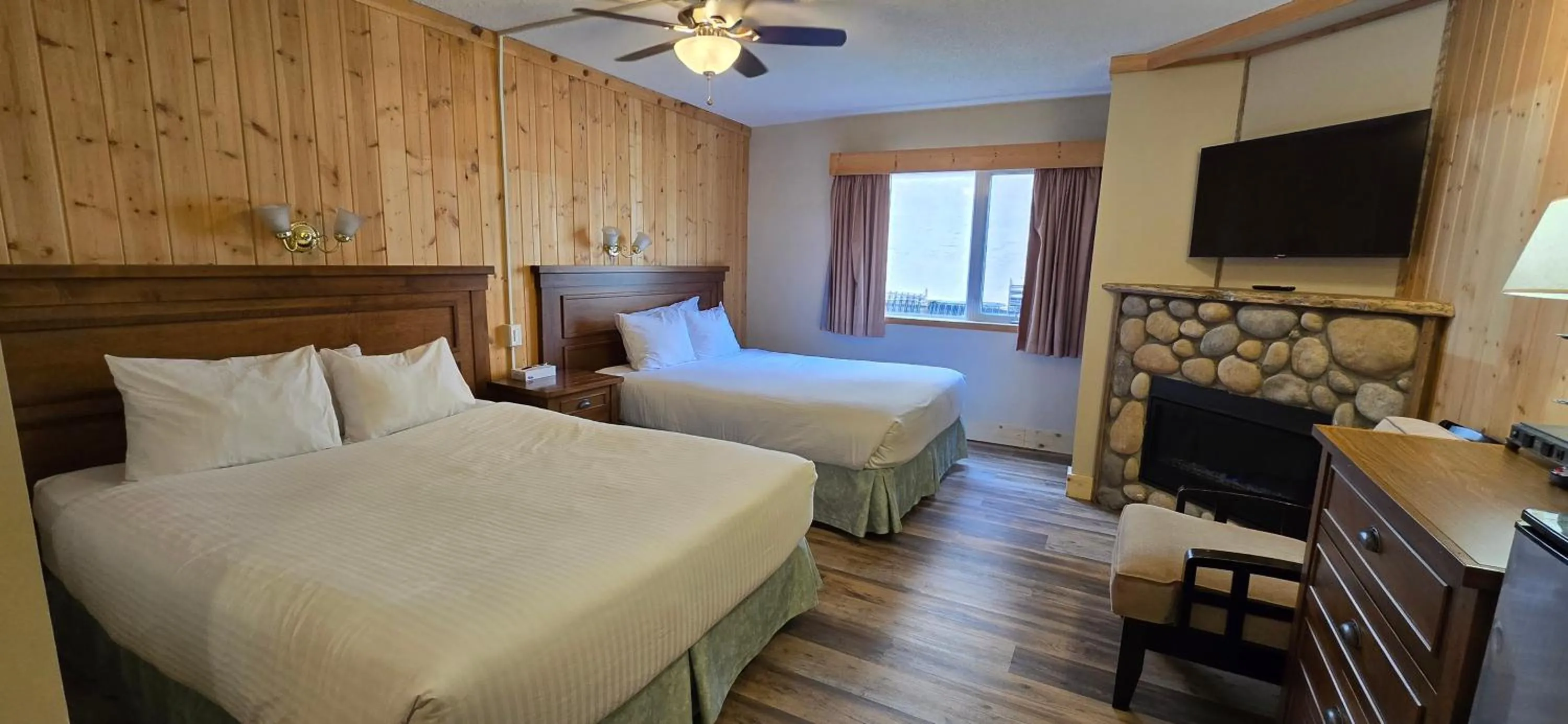 Living room, Bed in Aspen Village