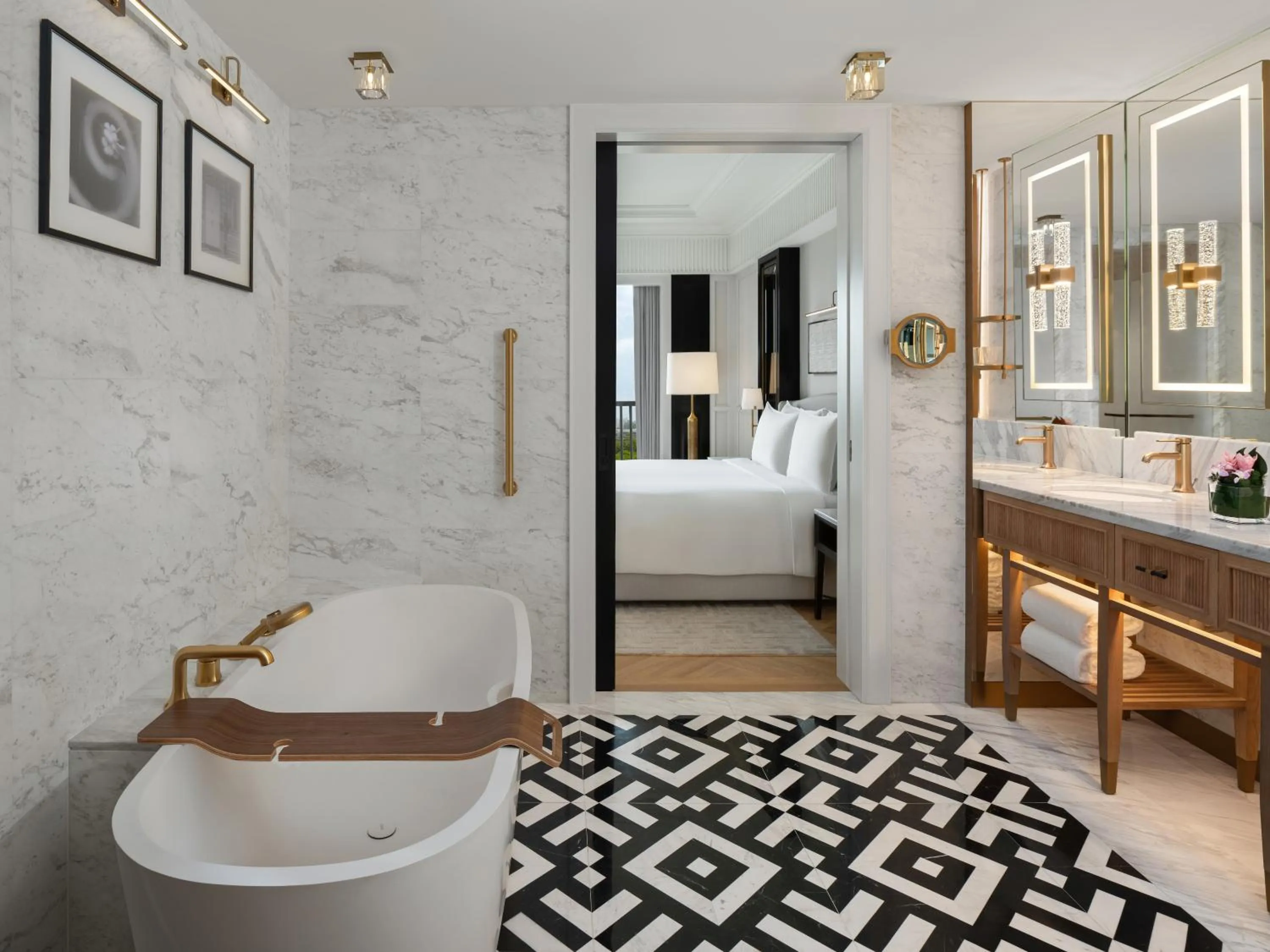 Bathroom, Bed in The Laurus, a Luxury Collection Resort, Singapore