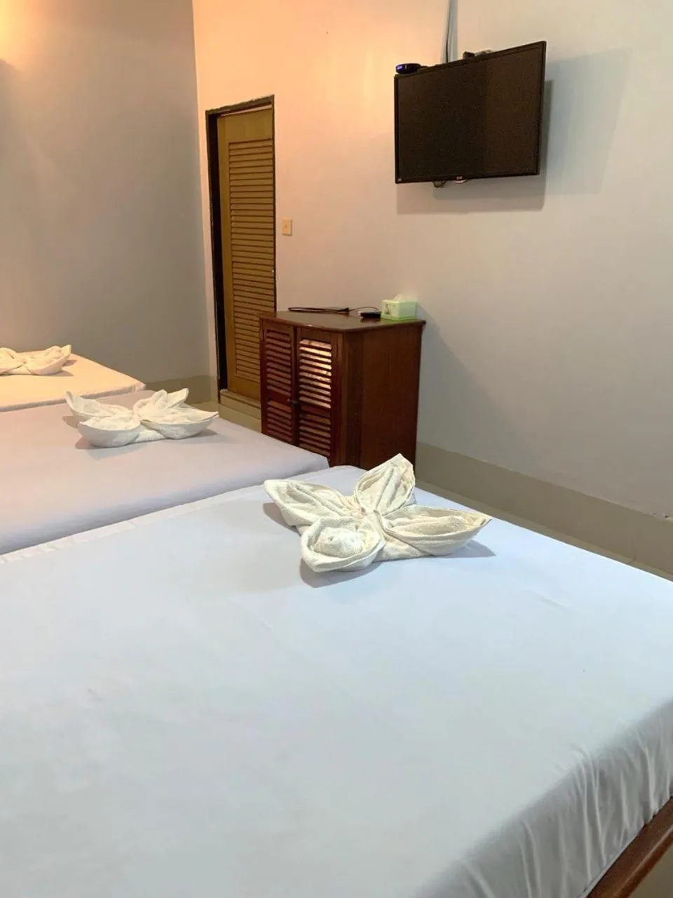 Communal lounge/ TV room, Bed in Siem Reap Riverside Hotel