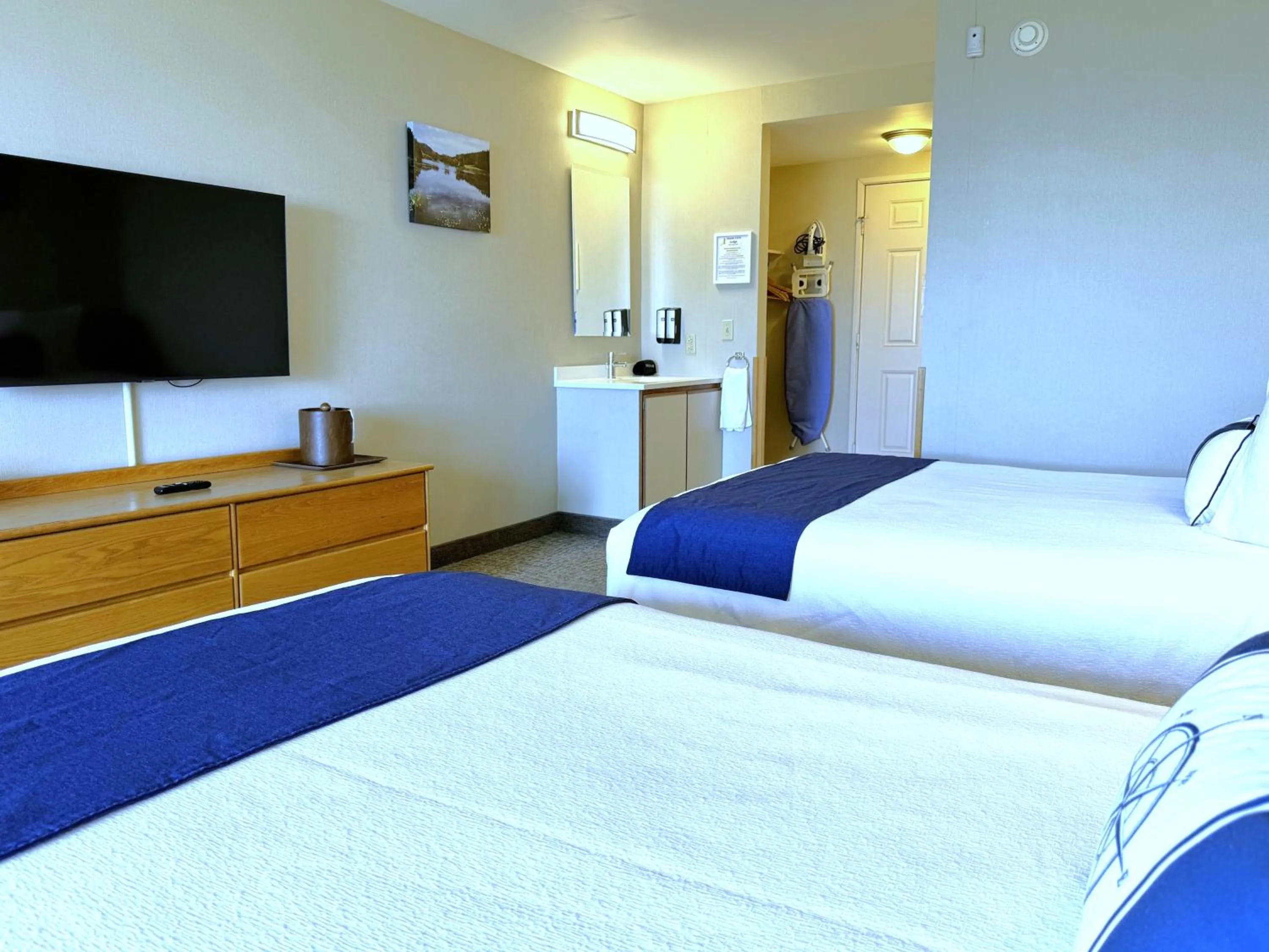 Bed in Atlantic Eyrie Lodge