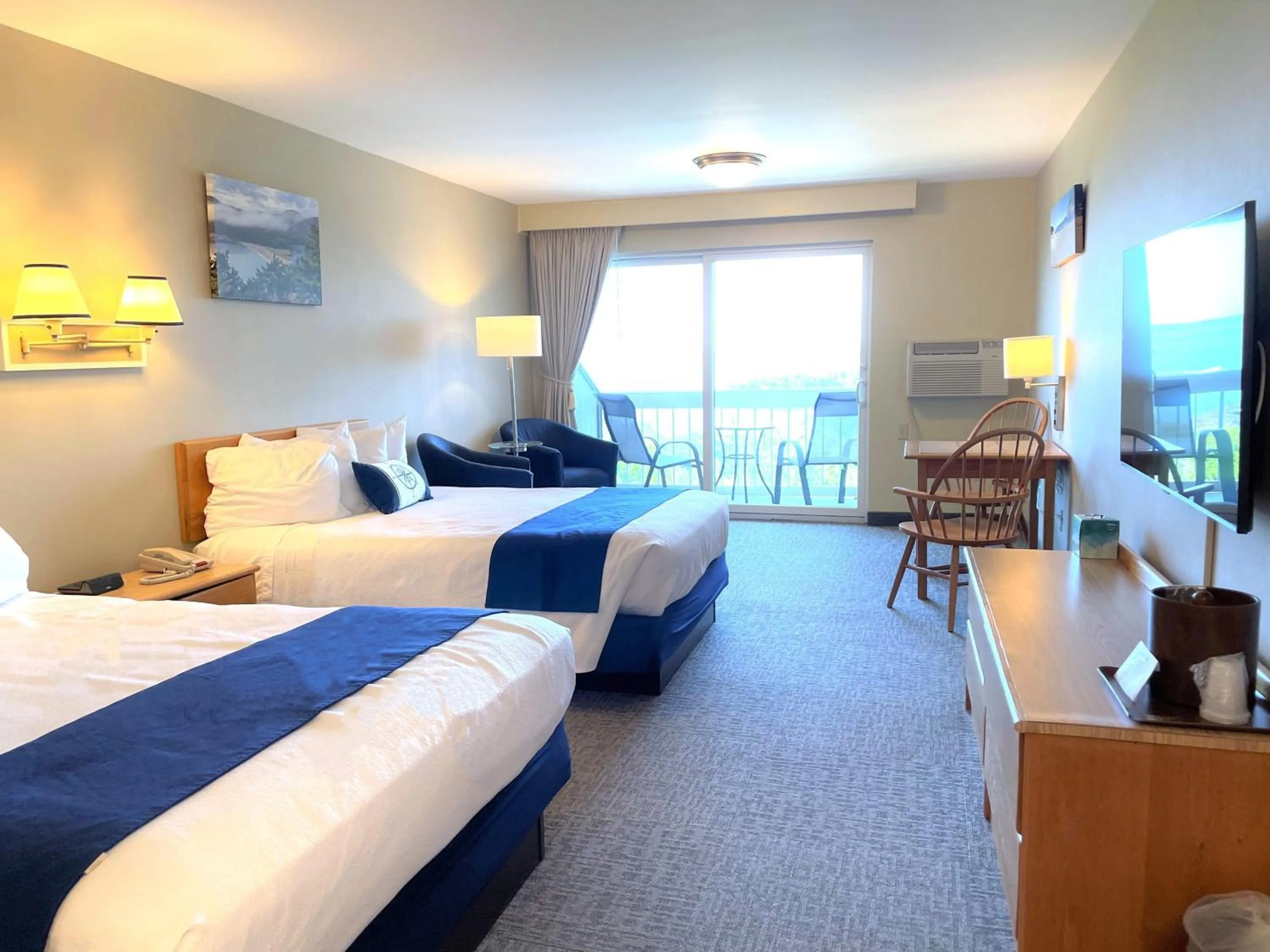 Bed in Atlantic Eyrie Lodge