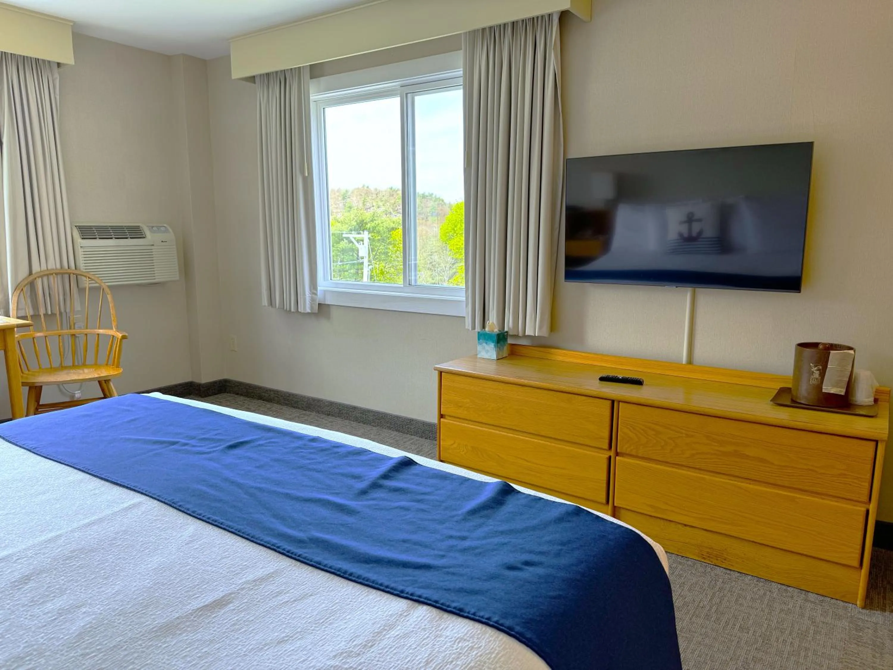 Bed in Atlantic Eyrie Lodge