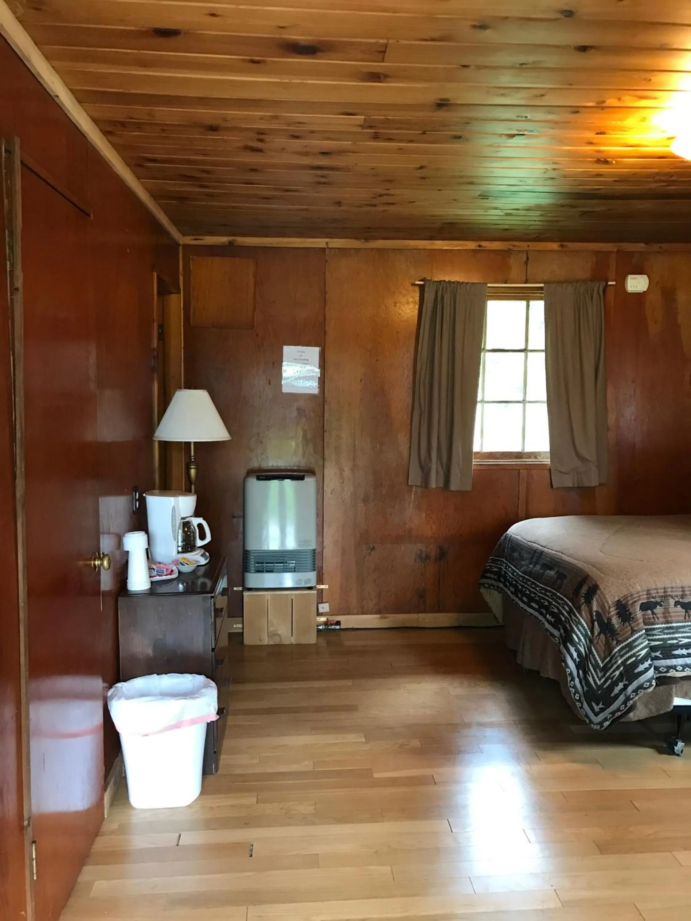 Property building, Bed in Gwin's Lodge & Roadhouse