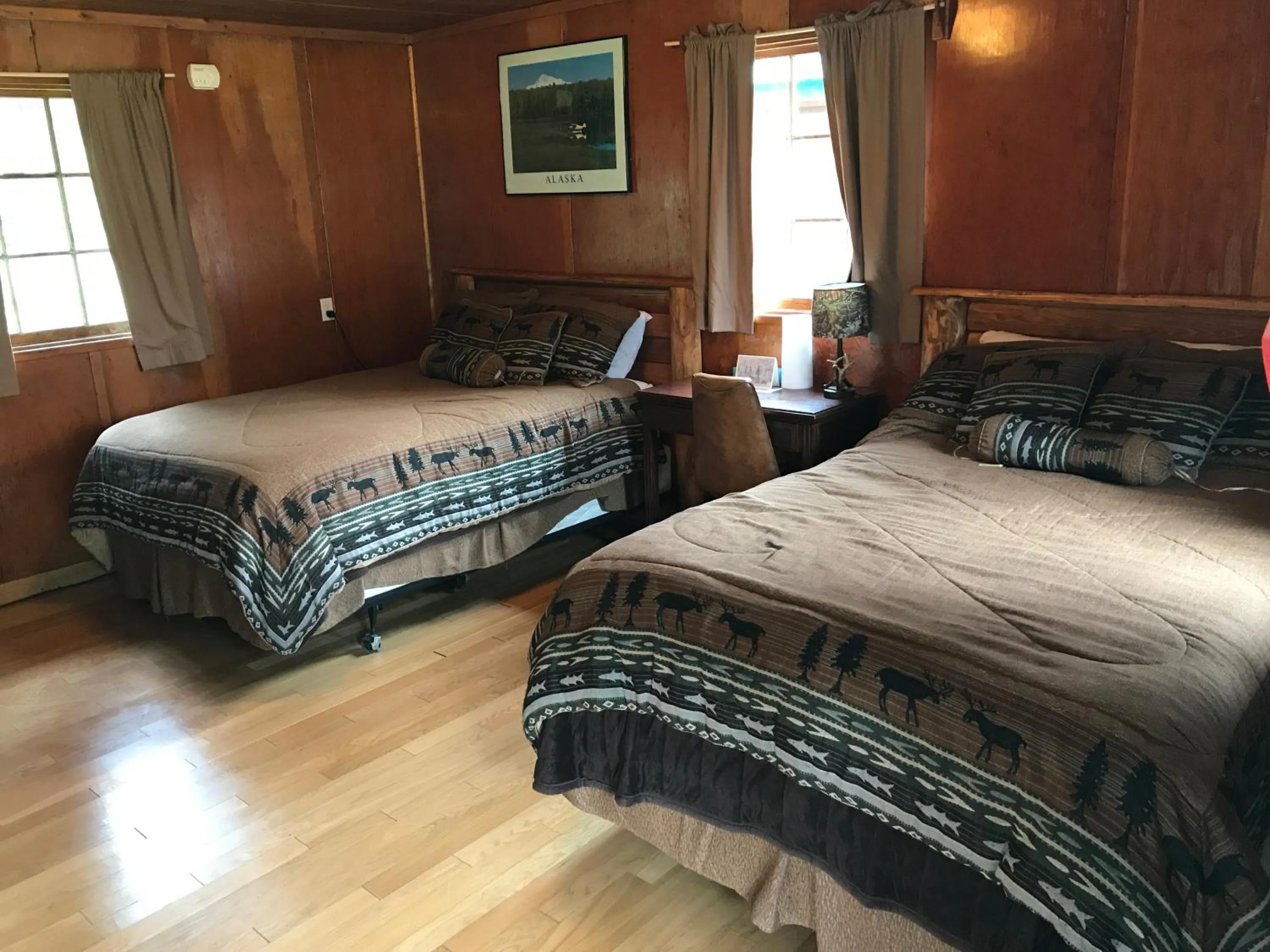 Photo of the whole room, Bed in Gwin's Lodge & Roadhouse