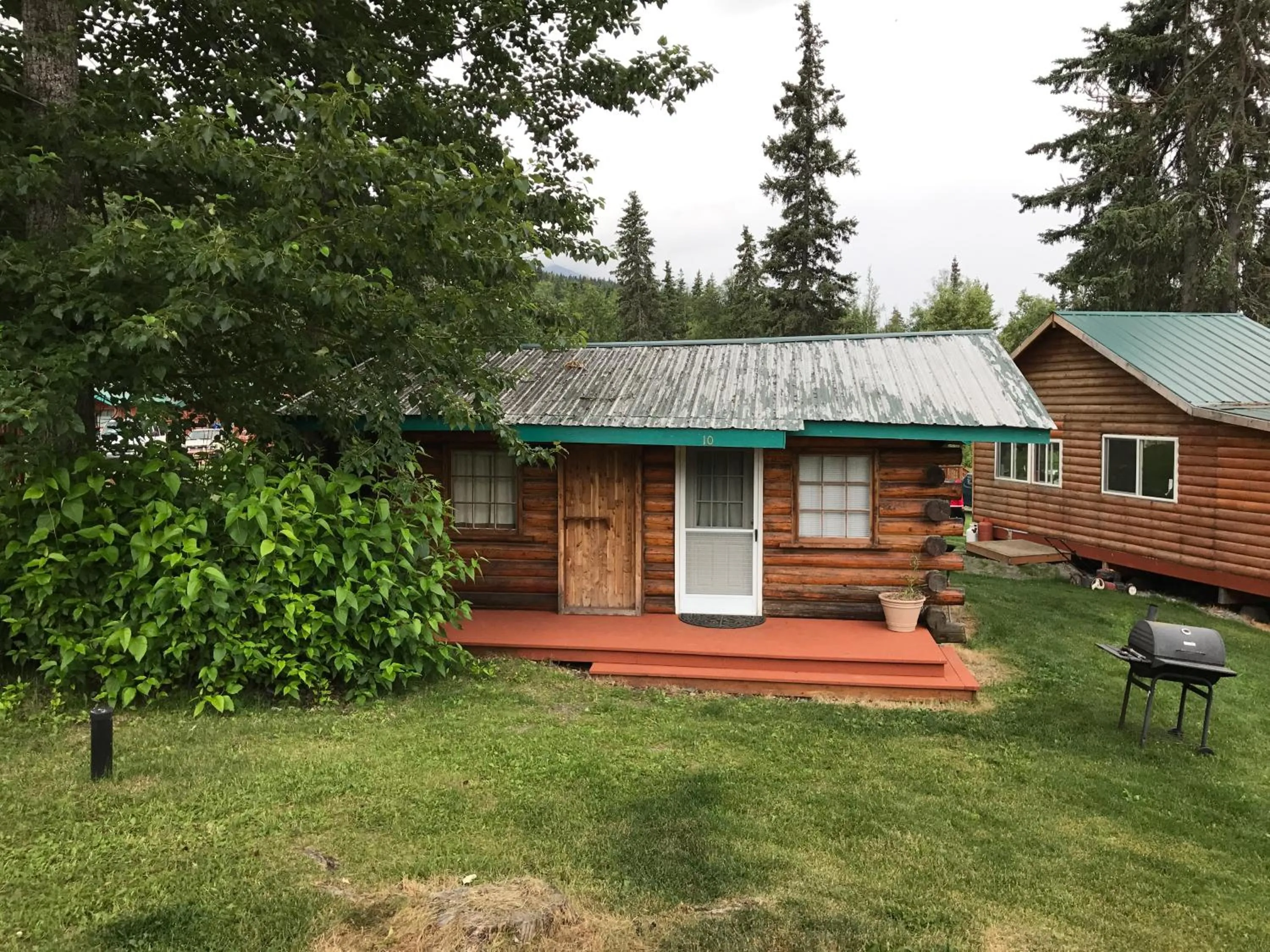 Property building in Gwin's Lodge & Roadhouse