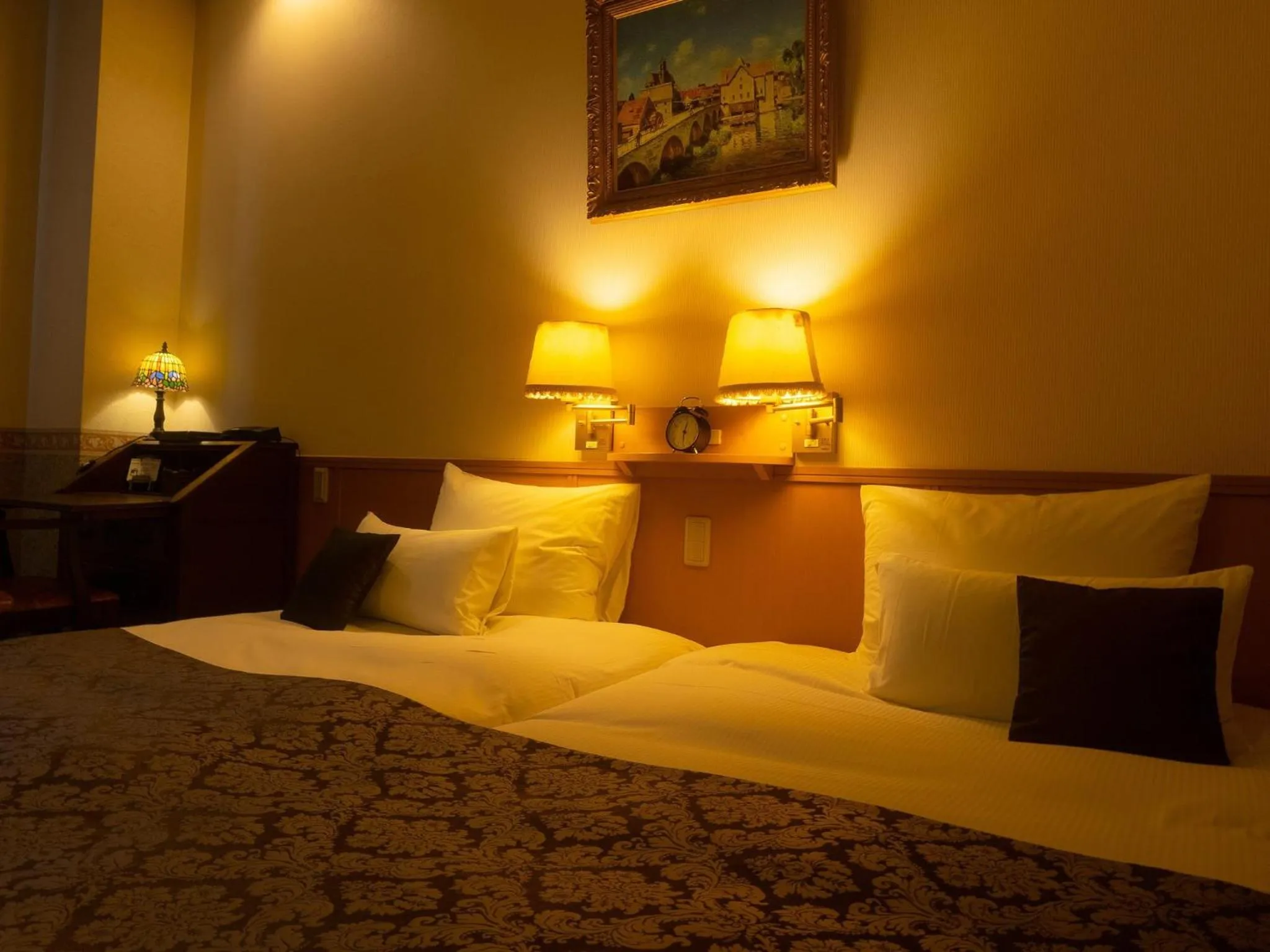 Photo of the whole room, Bed in CHRES