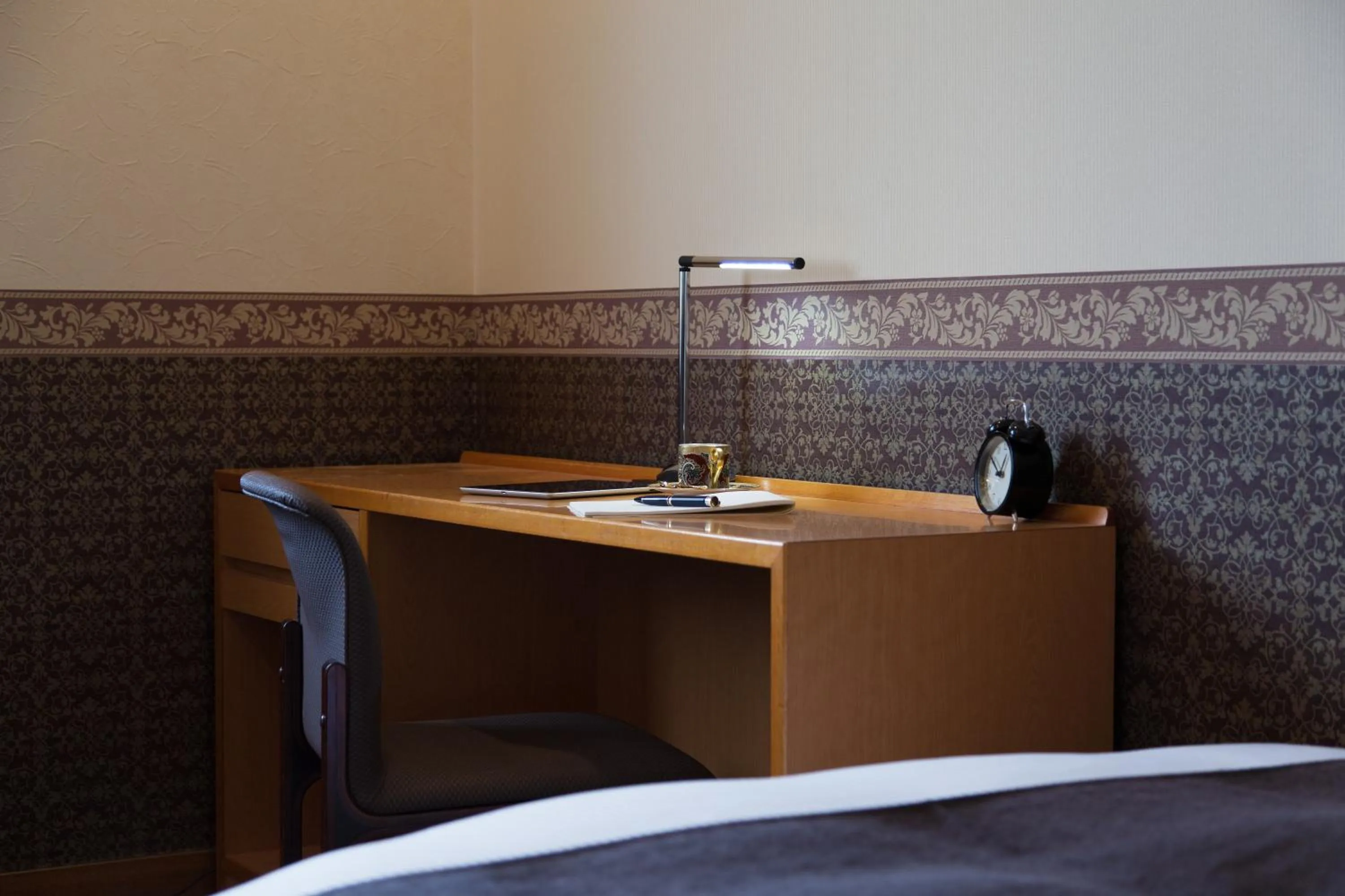 Seating area, Bed in CHRES