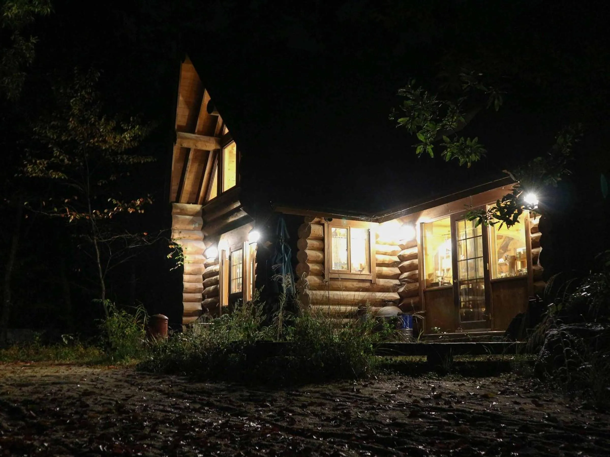 Facade/entrance in Canadian Loghouse Inn AzuminoYujin