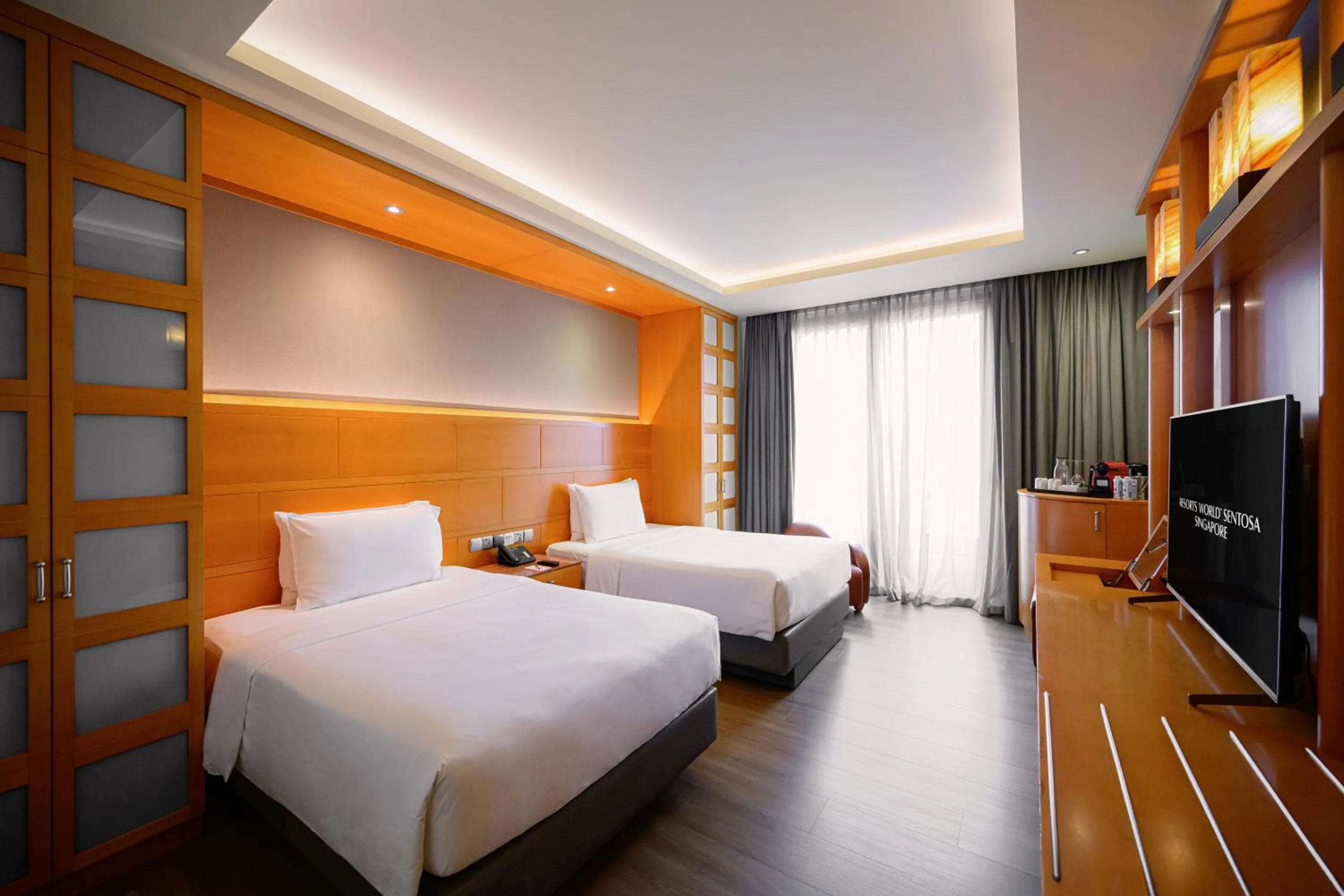 Bedroom, Bed in Resorts World Sentosa - Hotel Michael