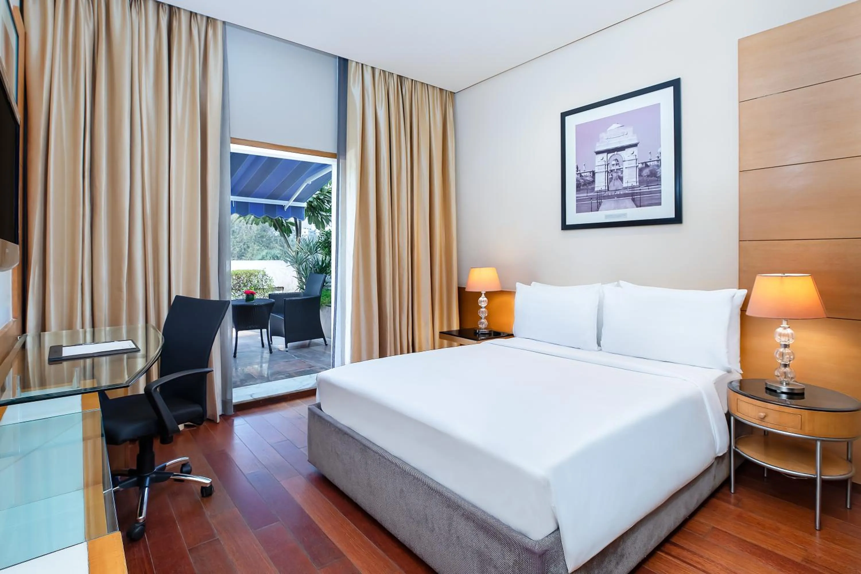 Balcony/Terrace, Bed in Radisson Blu Marina Hotel Connaught Place