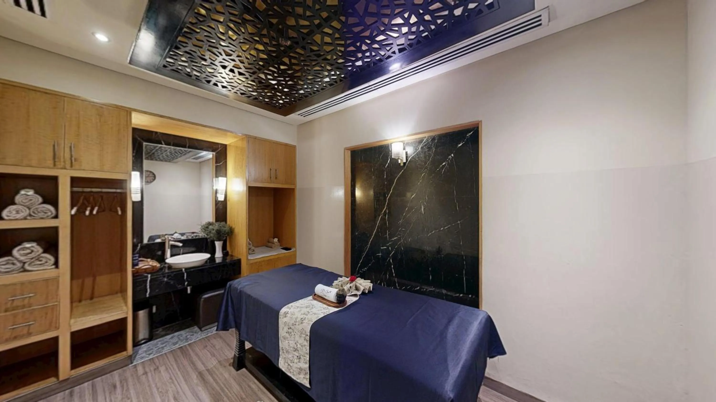 Spa and wellness centre/facilities, Bed in Radisson Blu Marina Hotel Connaught Place