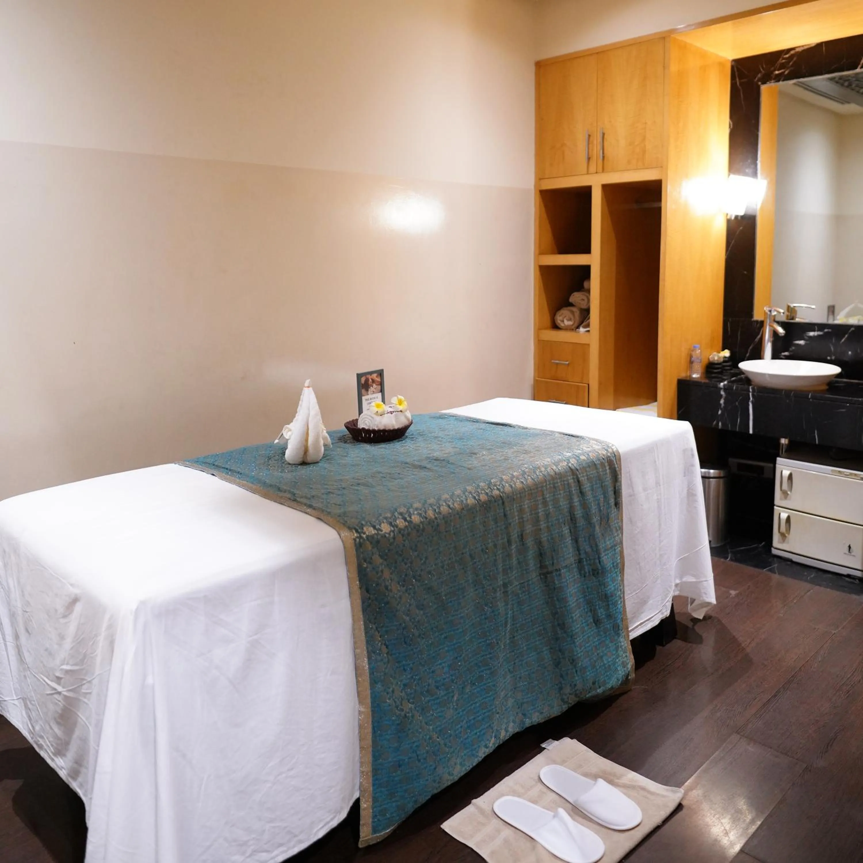 Spa and wellness centre/facilities, Bed in Radisson Blu Marina Hotel Connaught Place