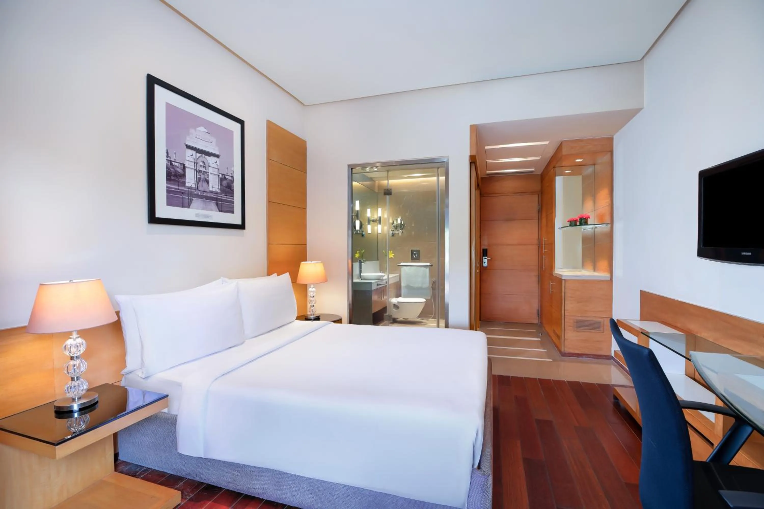 Photo of the whole room, Bed in Radisson Blu Marina Hotel Connaught Place