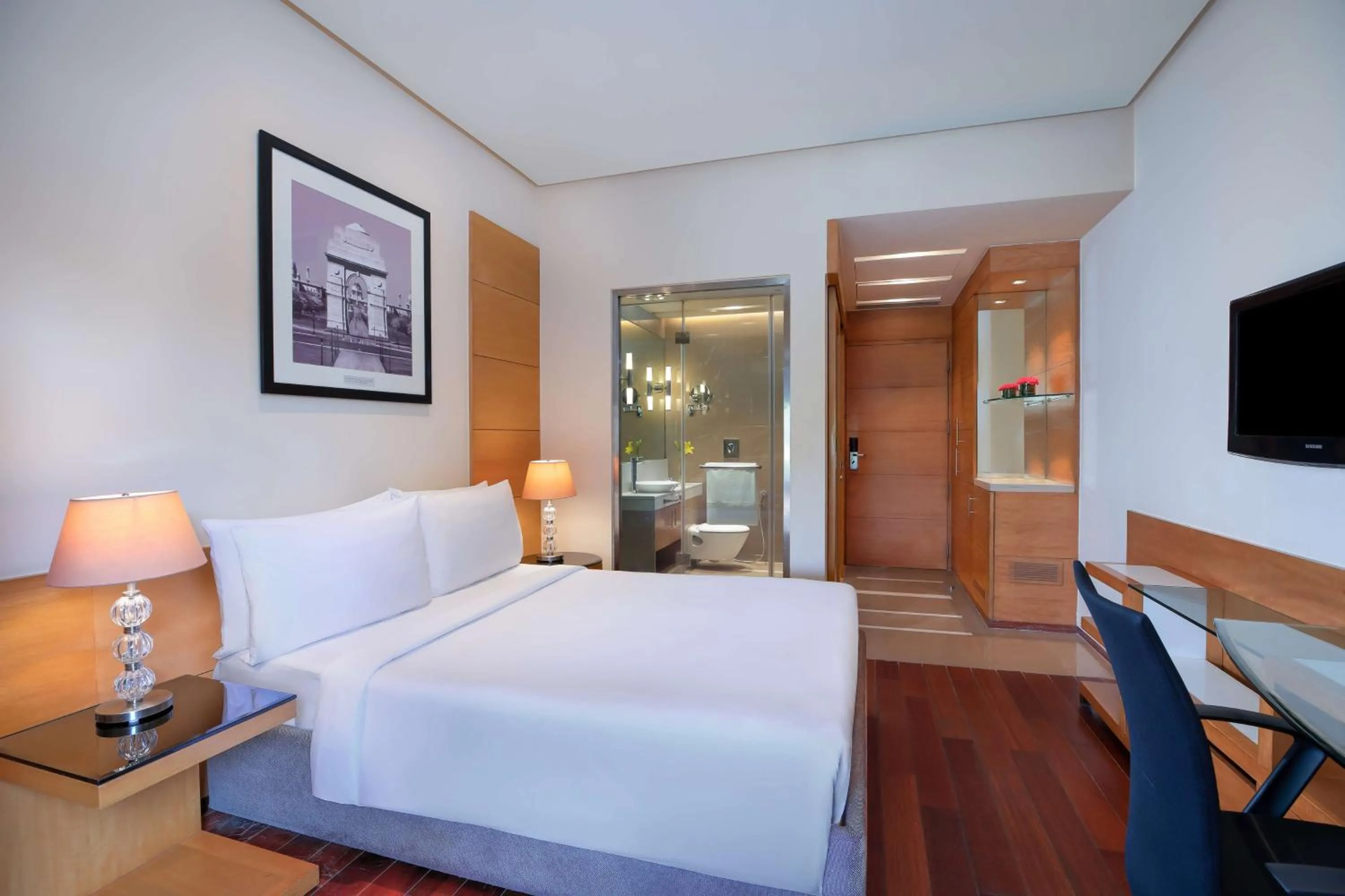 Photo of the whole room, Bed in Radisson Blu Marina Hotel Connaught Place