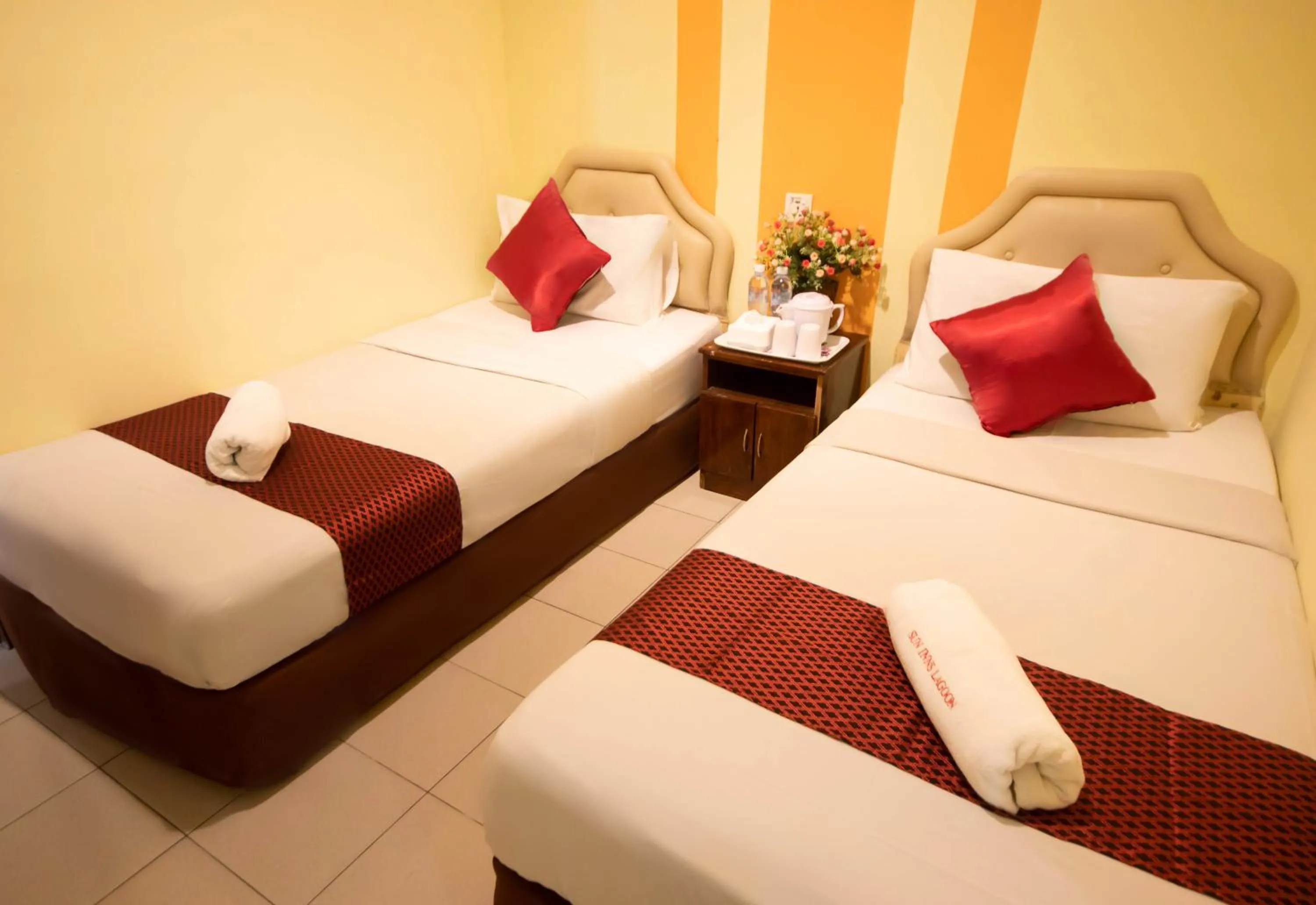 Bed in Sun Inns Hotel Lagoon near Sunway Lagoon Theme Park