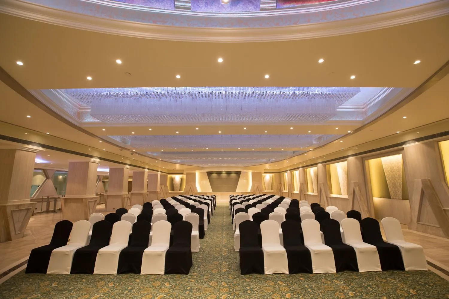 Banquet/Function facilities, Bed in The Suryaa New Delhi