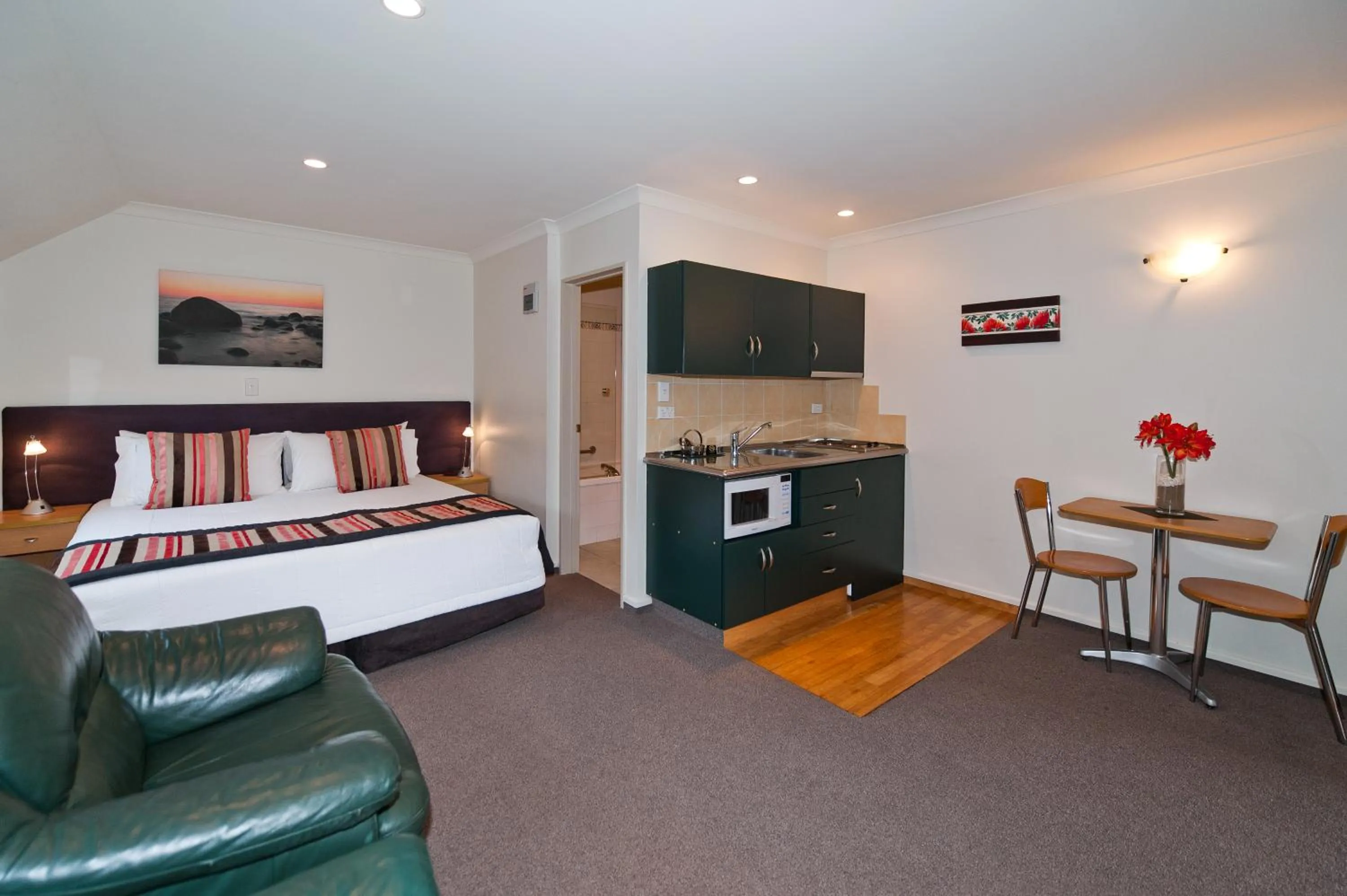 Photo of the whole room, Bed in Colombo In The City