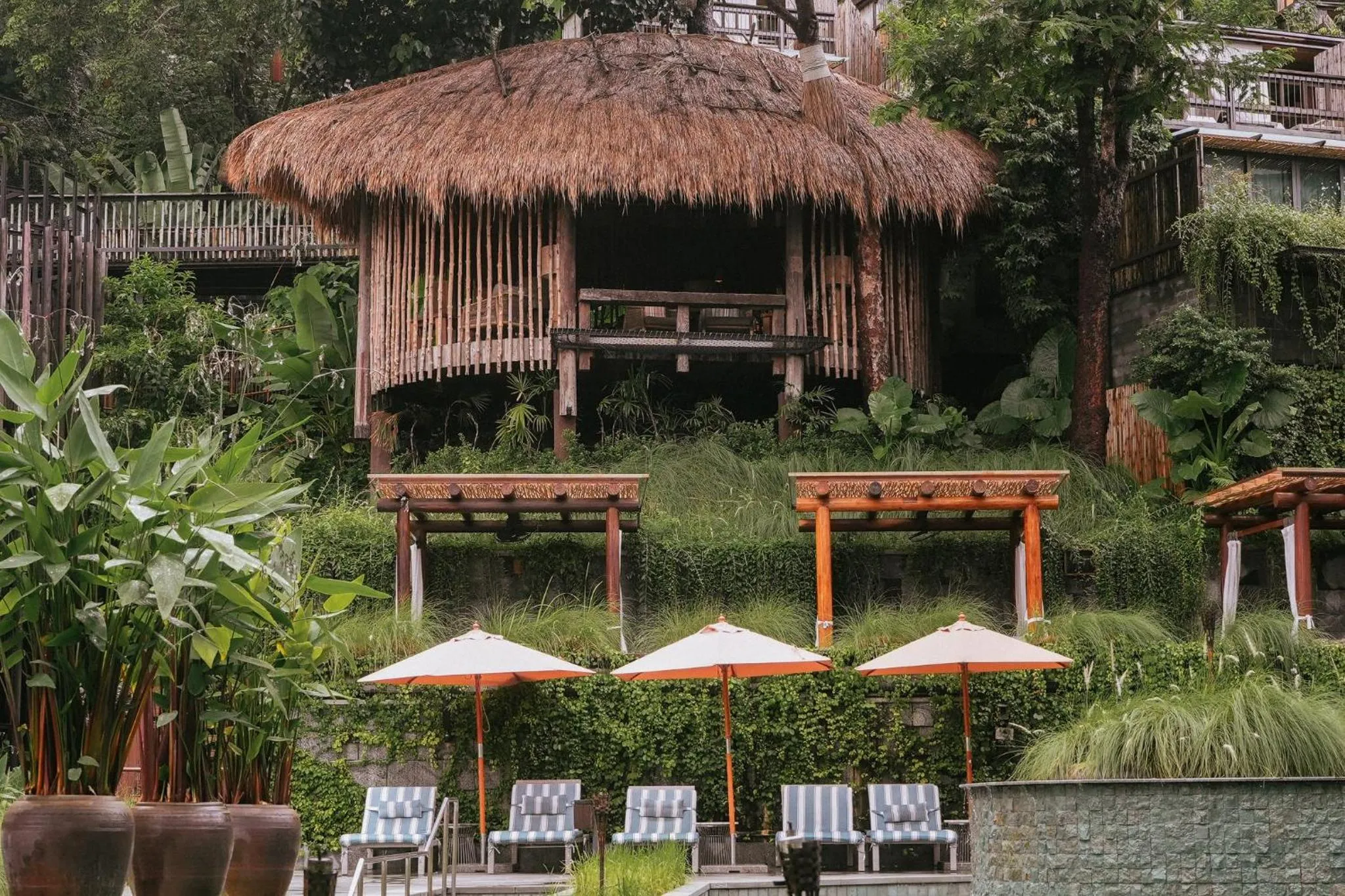 Lounge or bar in Dinso Resort & Villas Phuket, Vignette Collection by IHG