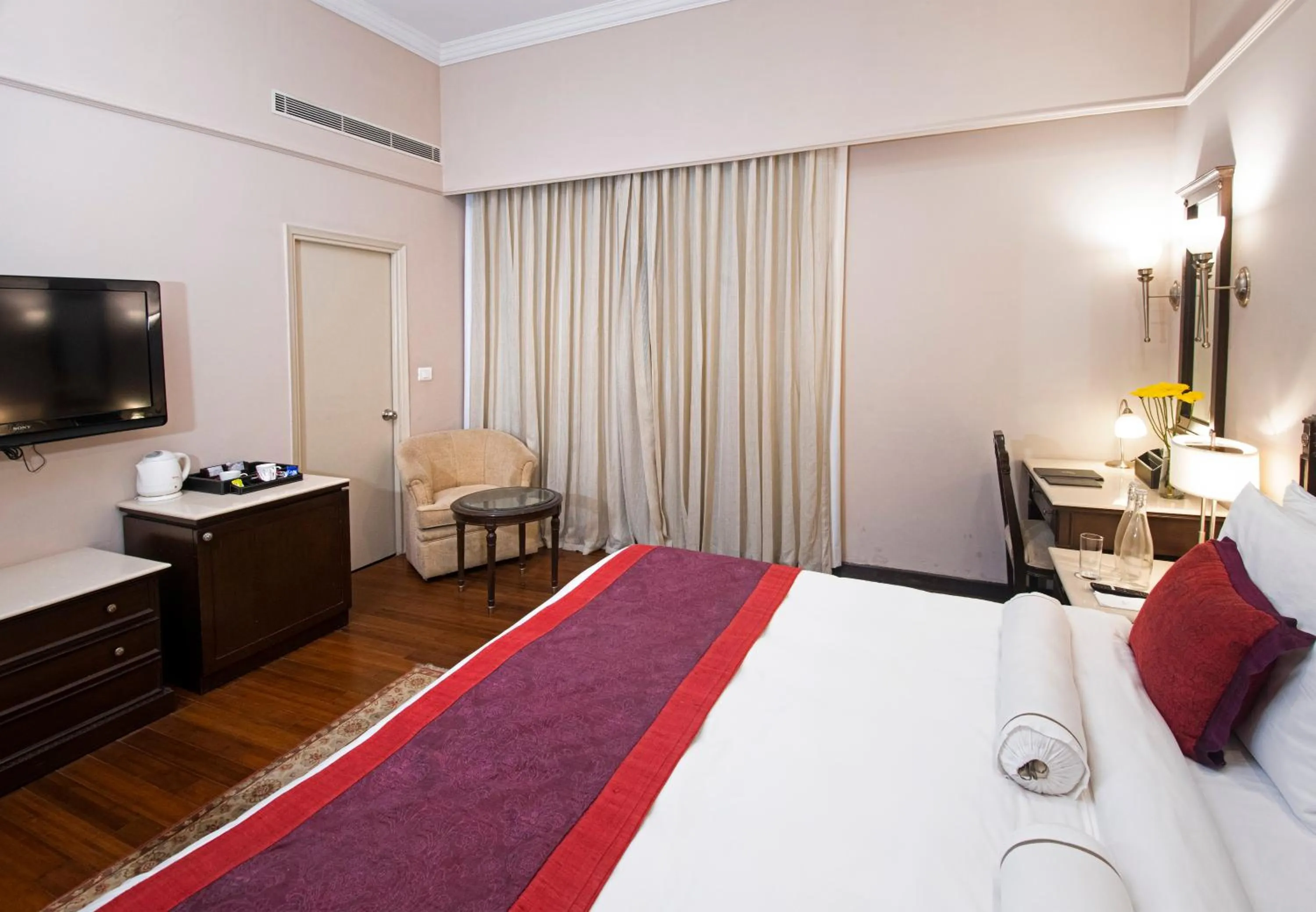 Bed in The Claridges New Delhi