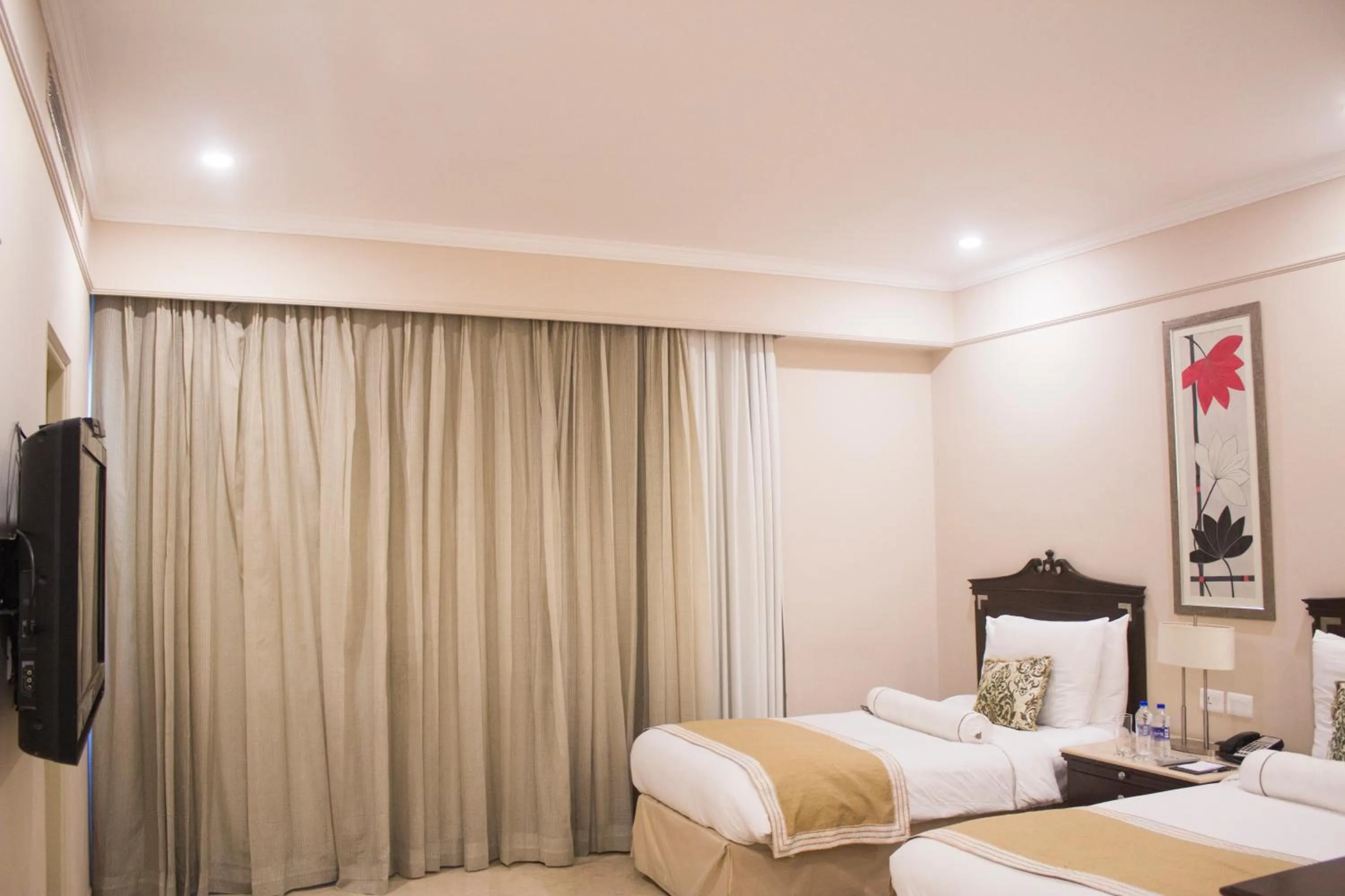 Bed in The Claridges New Delhi