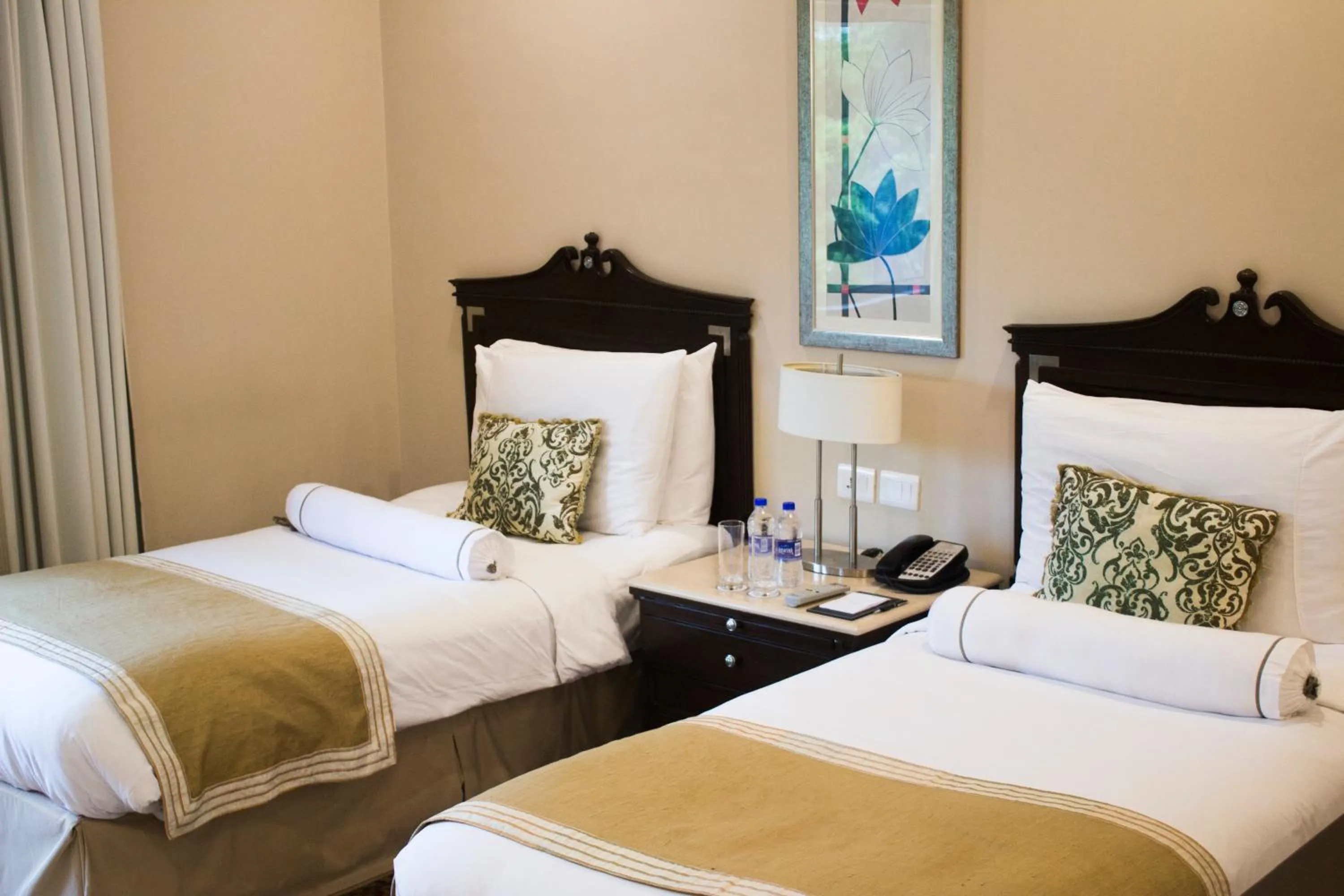 Bed in The Claridges New Delhi