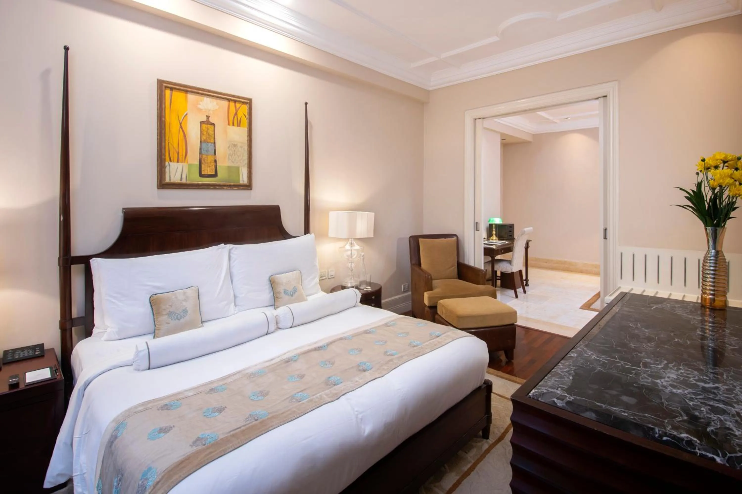 Bed in The Claridges New Delhi