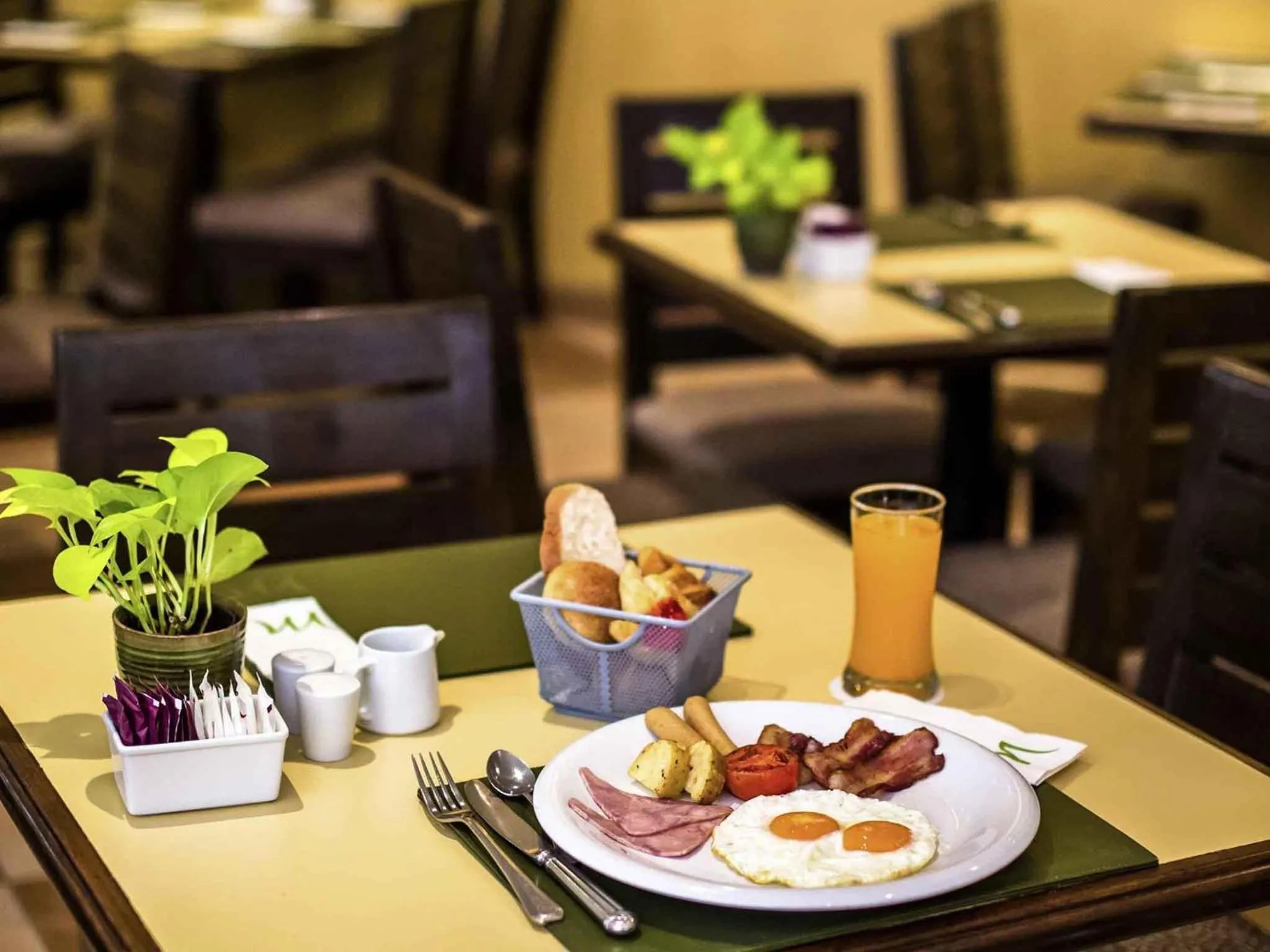 Restaurant/places to eat in Mercure Chiang Mai