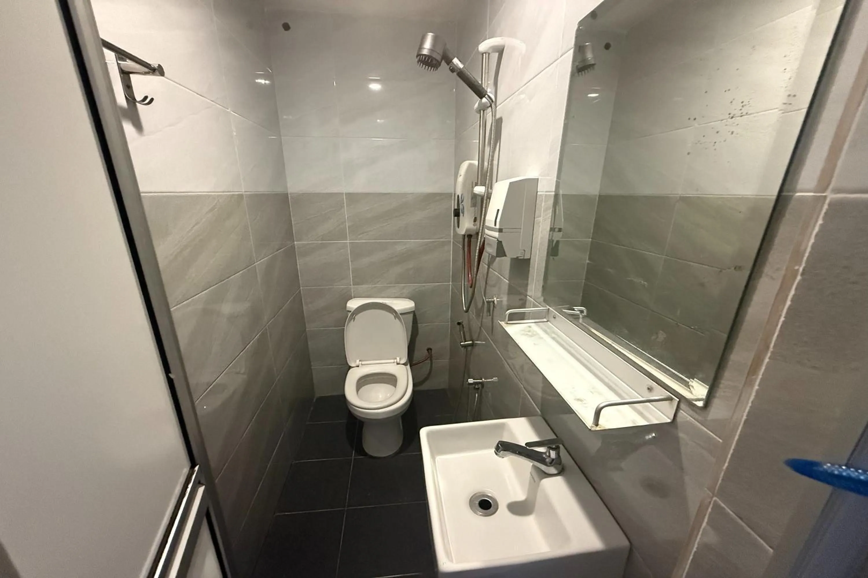 Shower in Tiong Nam Hotel