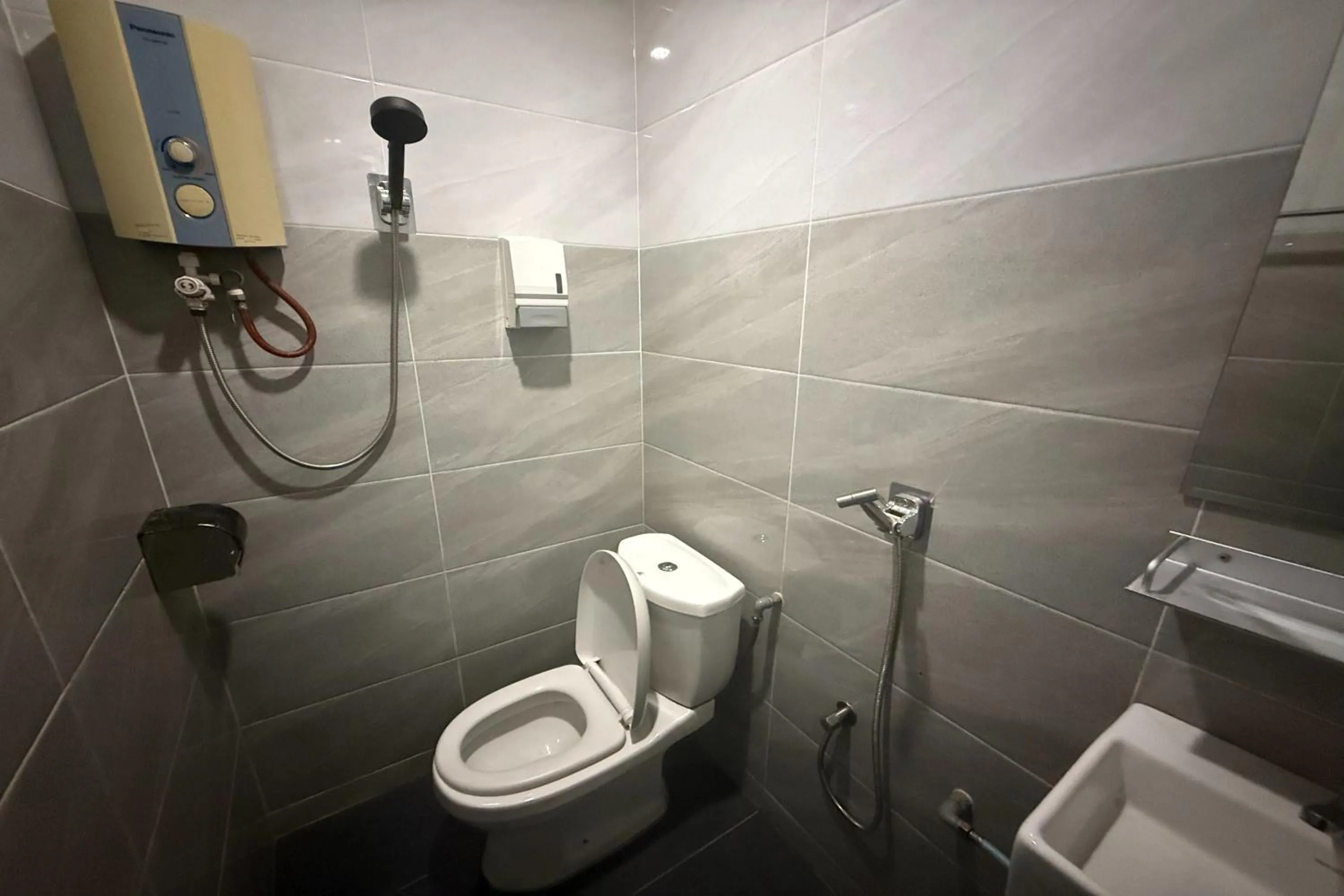 Shower in Tiong Nam Hotel