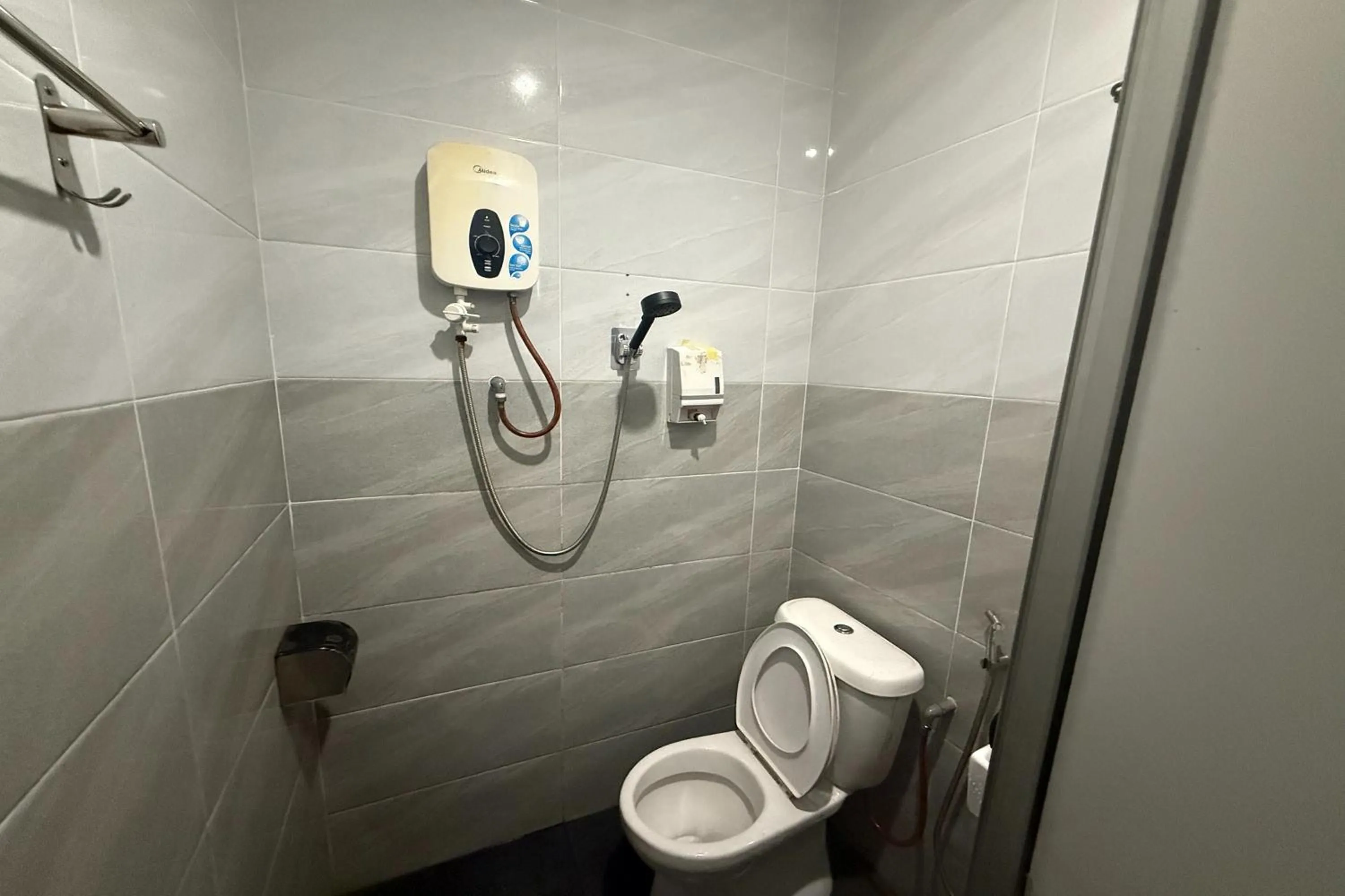 Shower in Tiong Nam Hotel