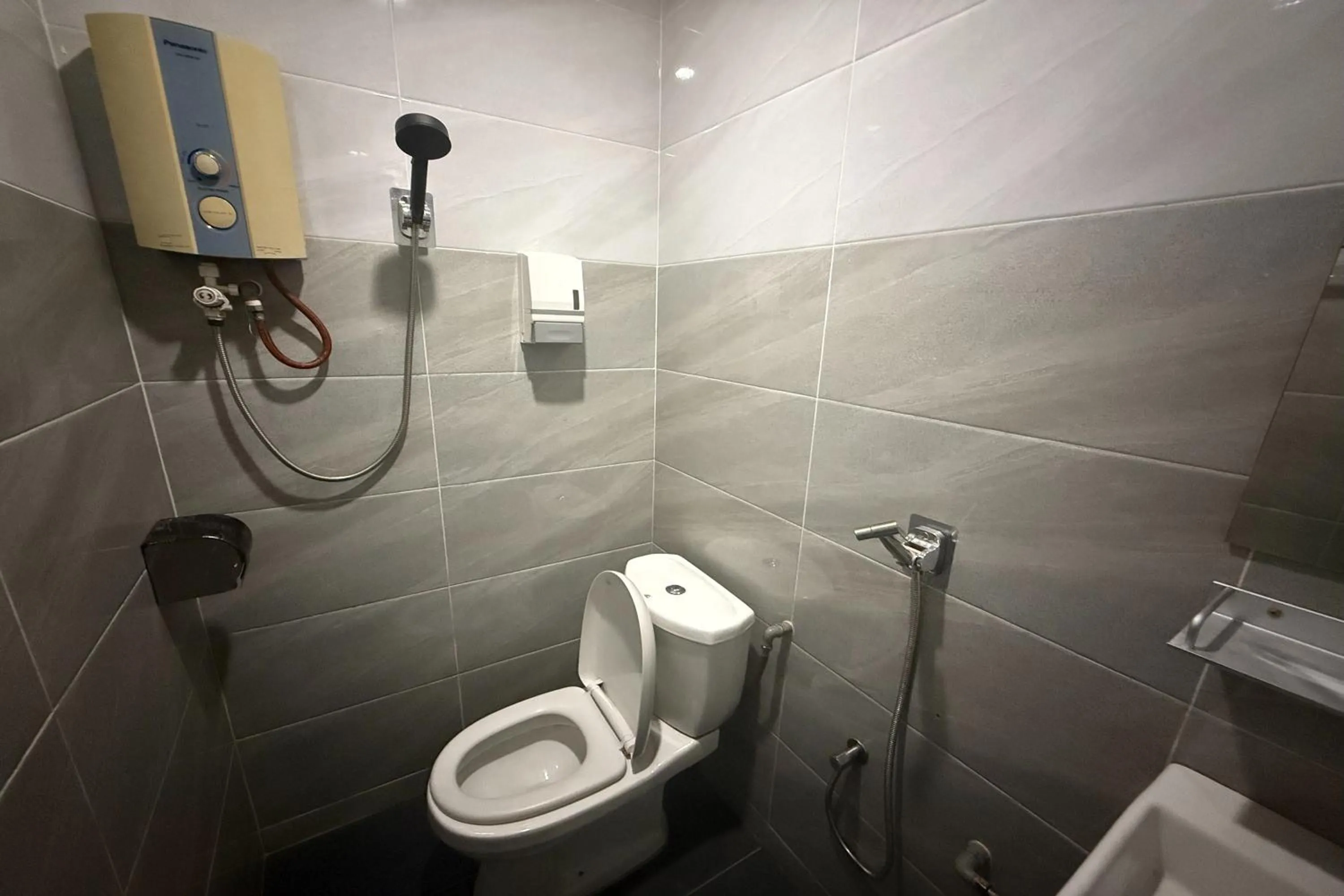 Shower in Tiong Nam Hotel