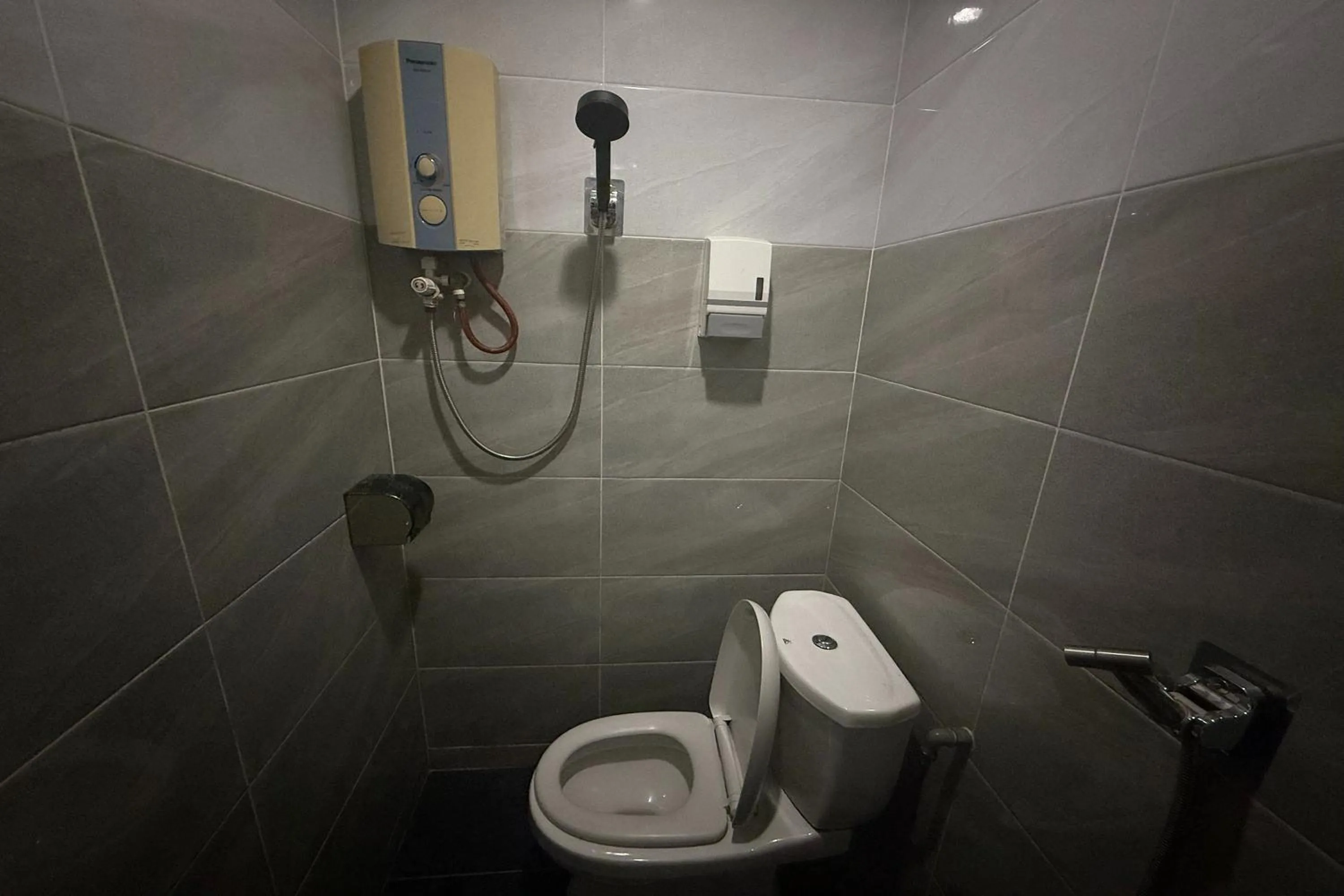 Shower in Tiong Nam Hotel