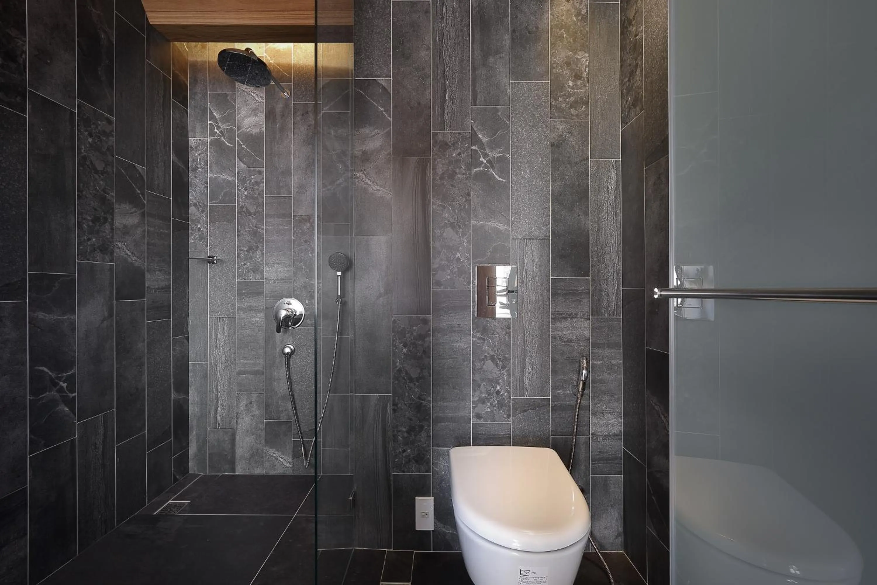 Shower in Sun Moon Lake Blue Sky Bay B&B