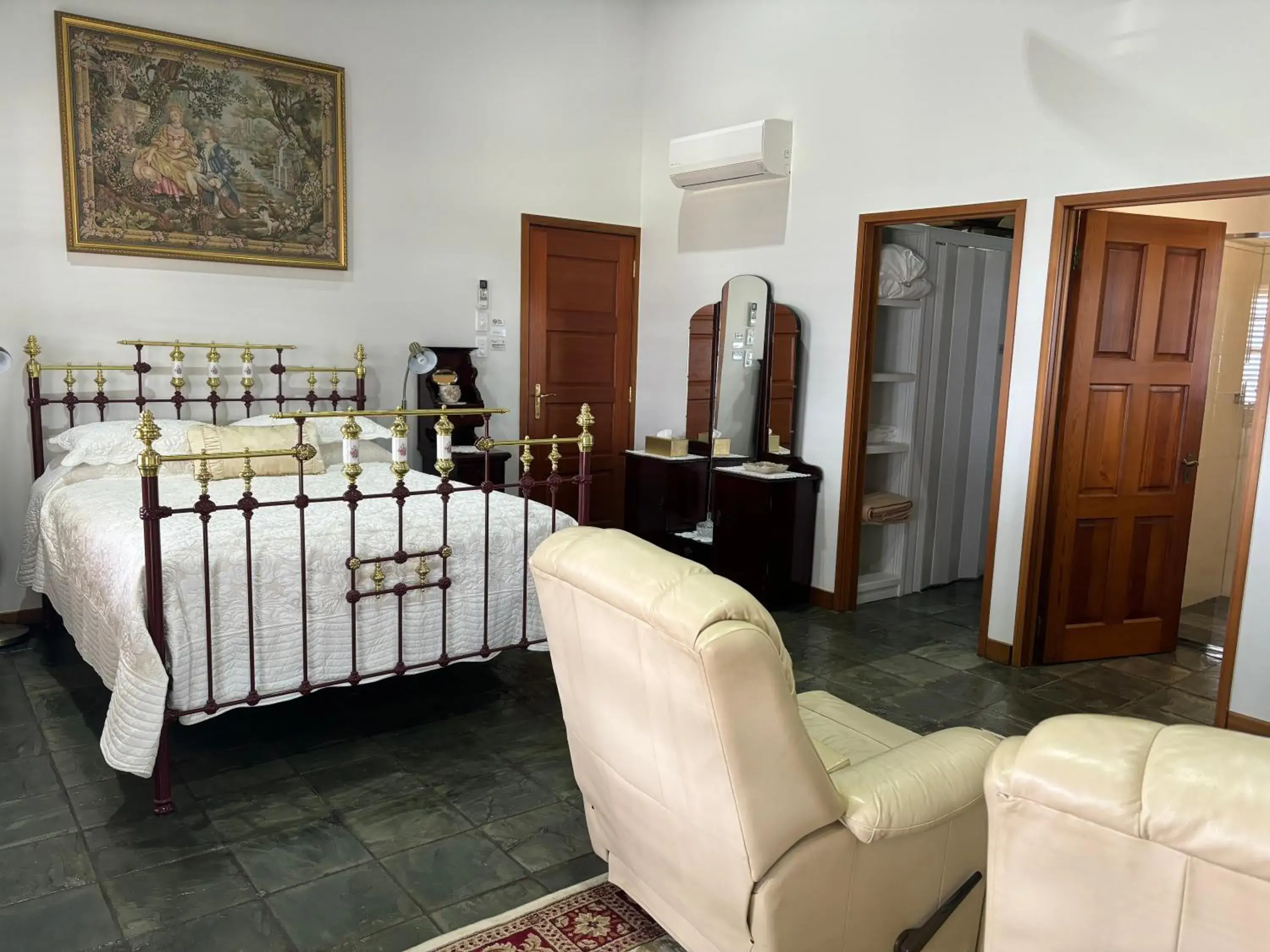 Queen Room - single occupancy in The Block Vista B&B Queen Room - single occupancy in The Block Vista B&B