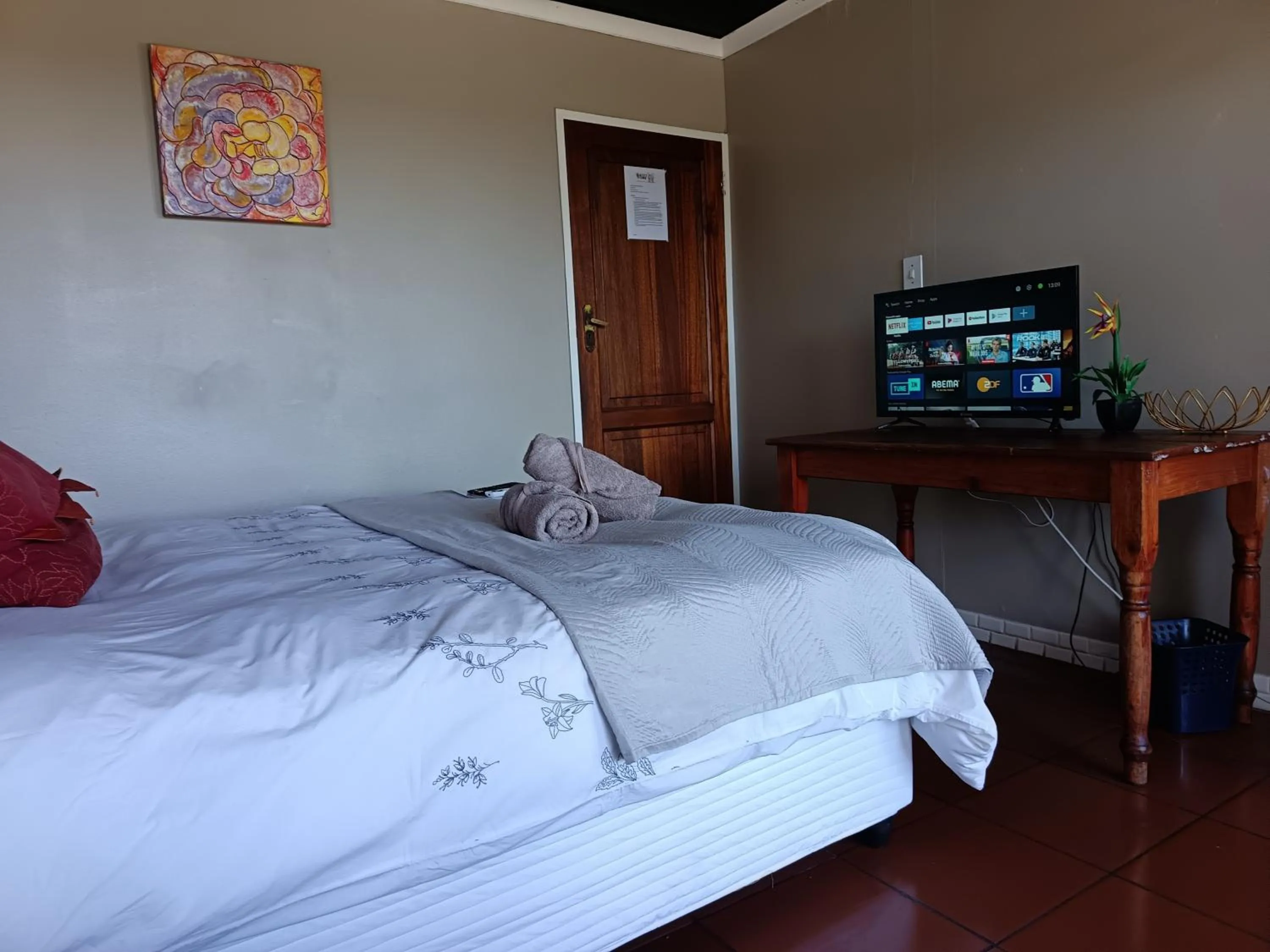 Evening entertainment, Bed in Happy Homes - Imhoffs Gift