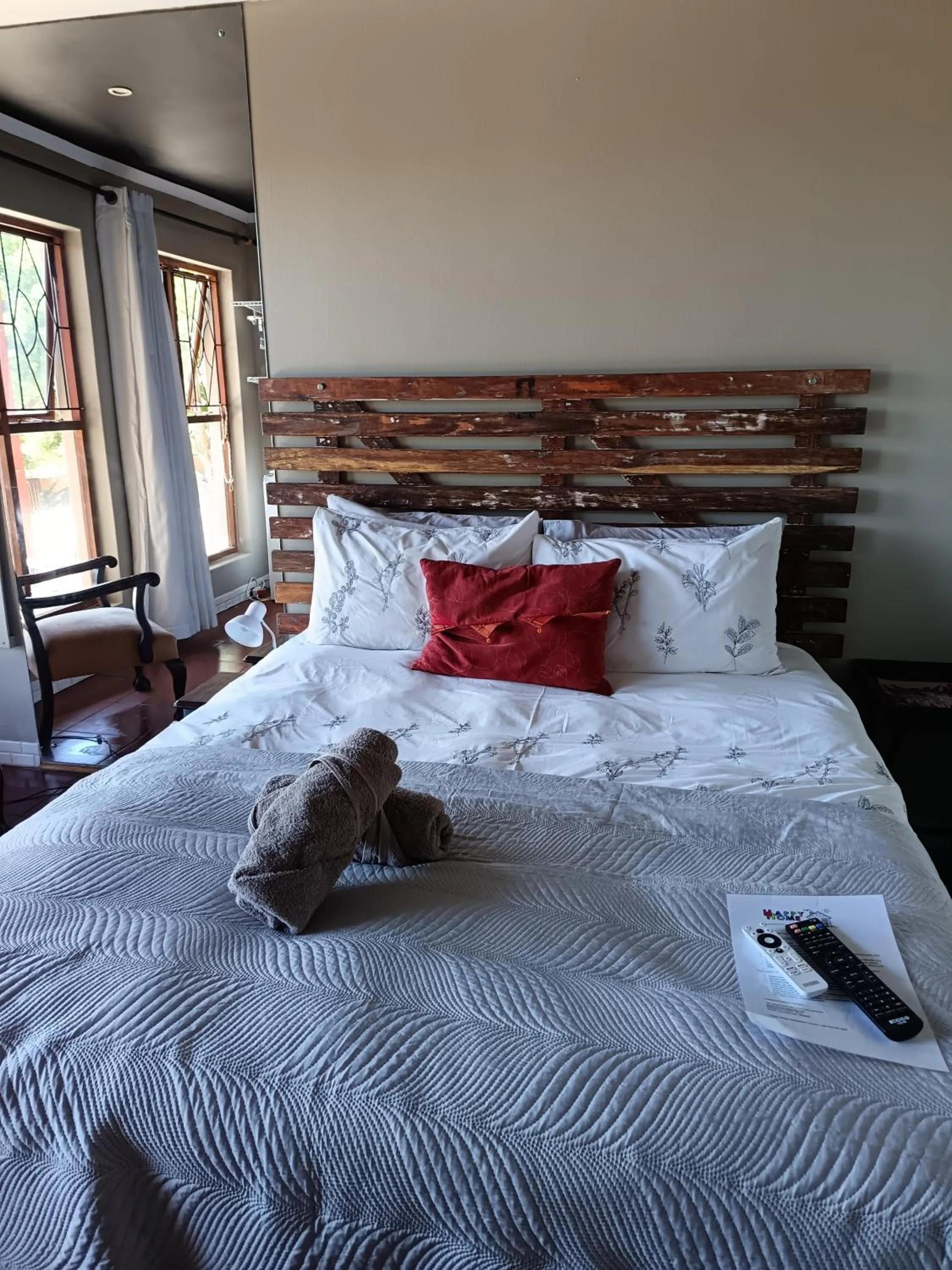 Photo of the whole room, Bed in Happy Homes - Imhoffs Gift