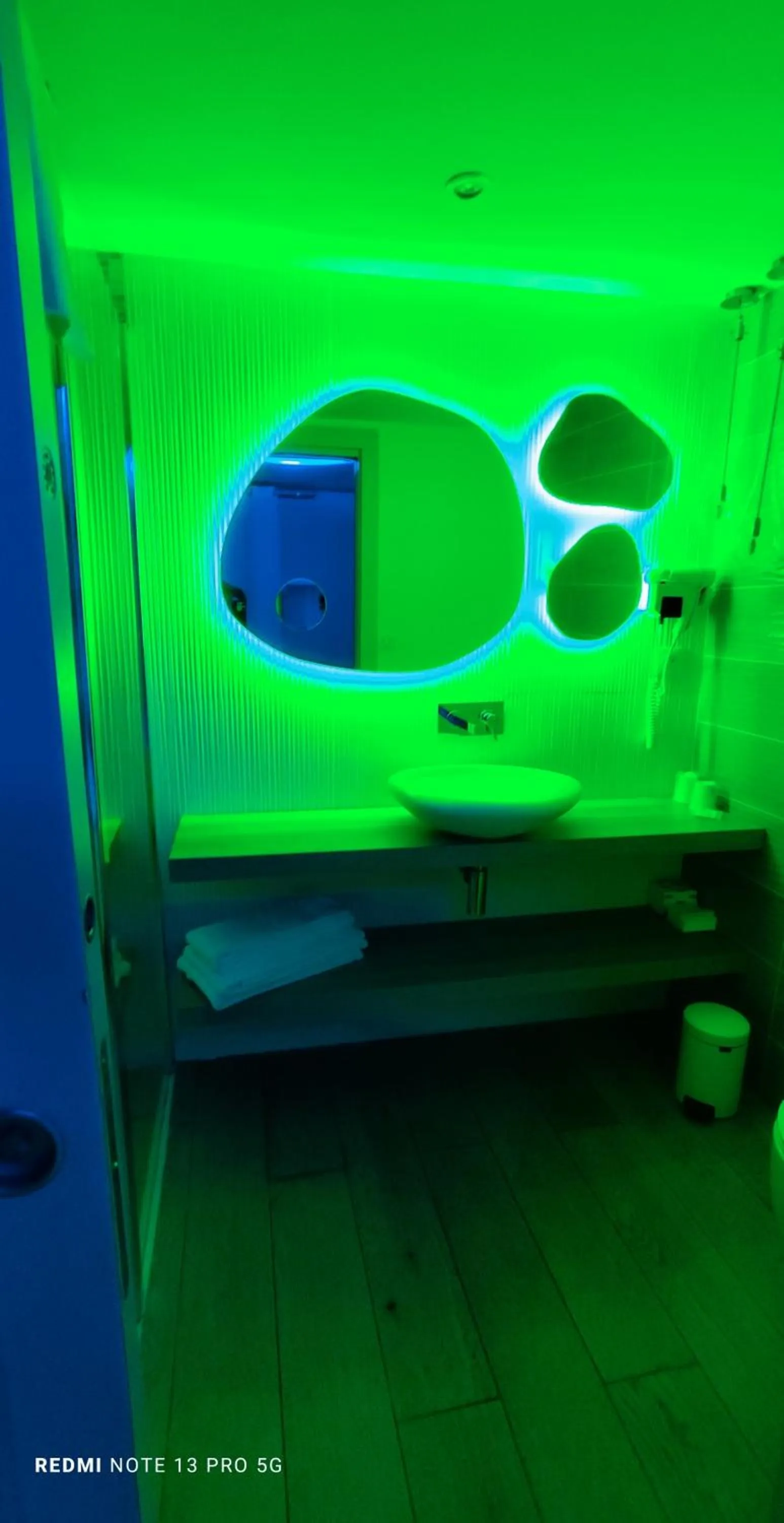 Bathroom, Bed in Hôtel Le Claridge