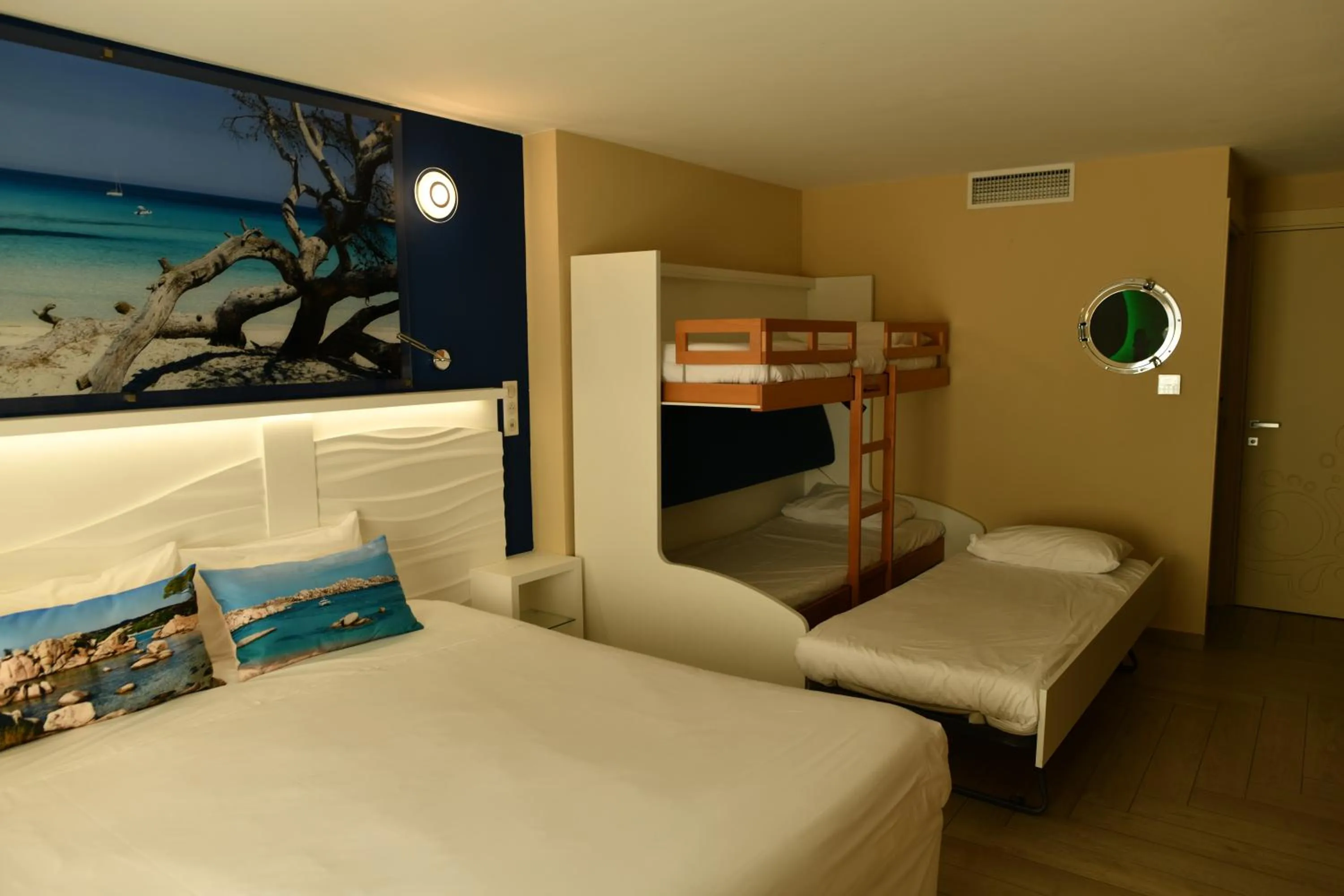 Photo of the whole room, Bed in Hôtel Le Claridge