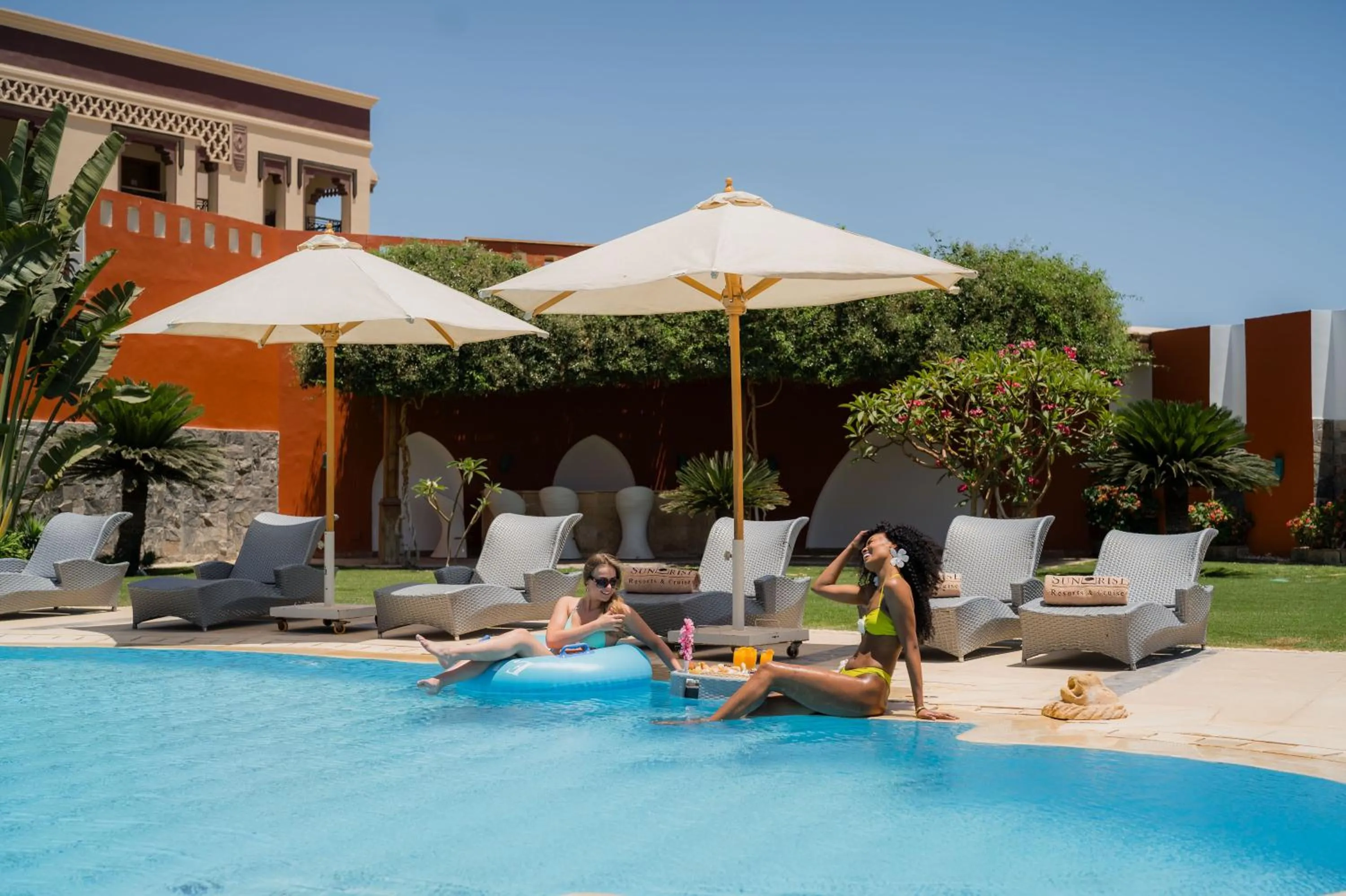 Swimming pool in Sunrise Garden Beach Resort