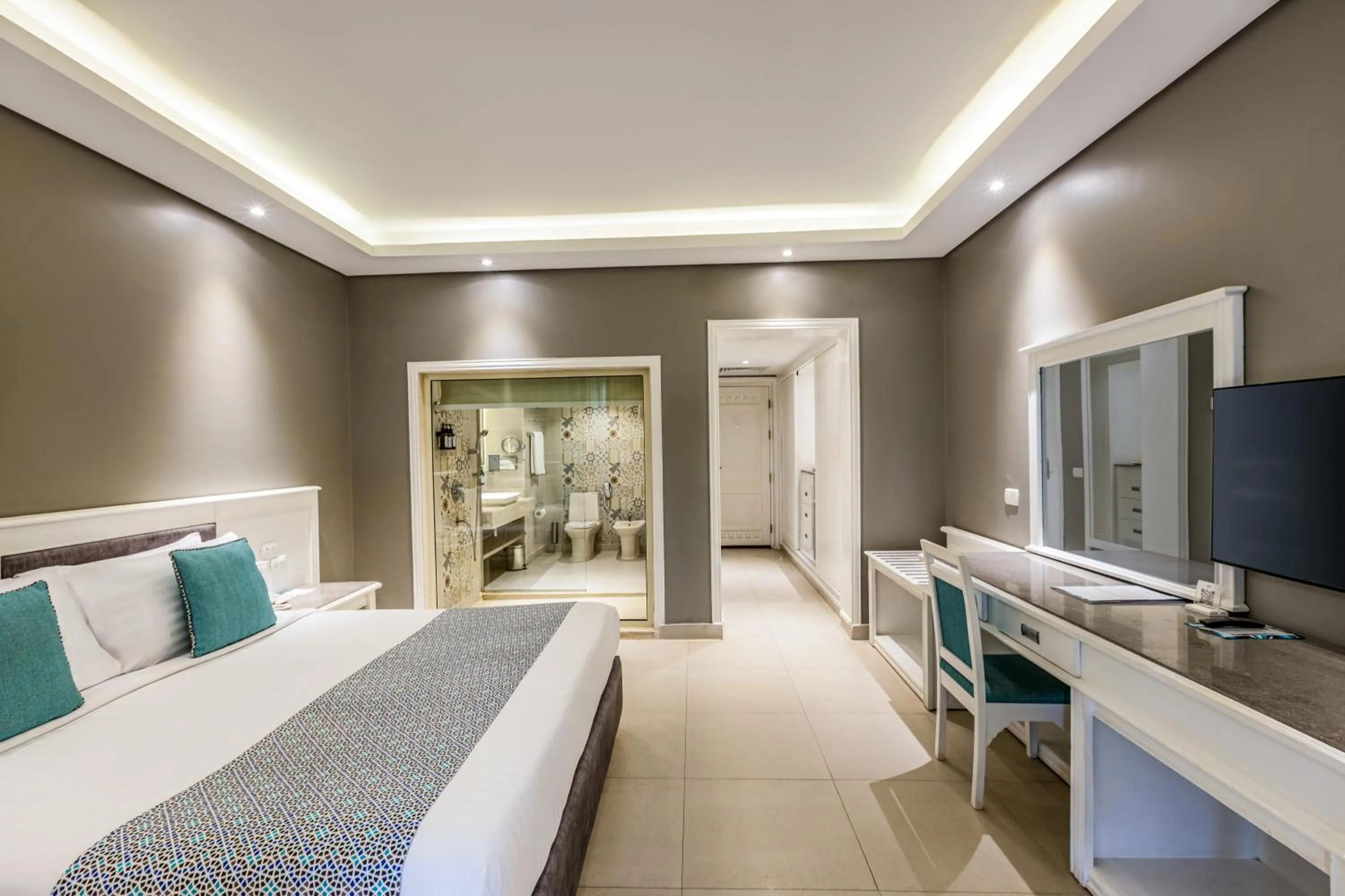 Bedroom, Bed in Sunrise Garden Beach Resort