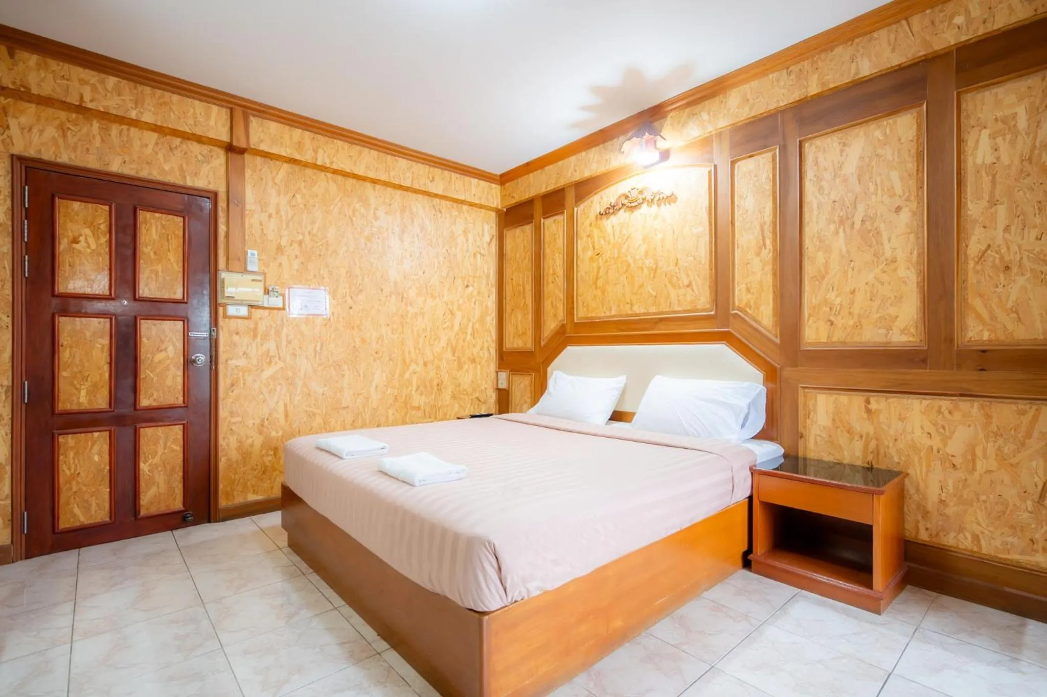 Bed in Chatsuree Mansion