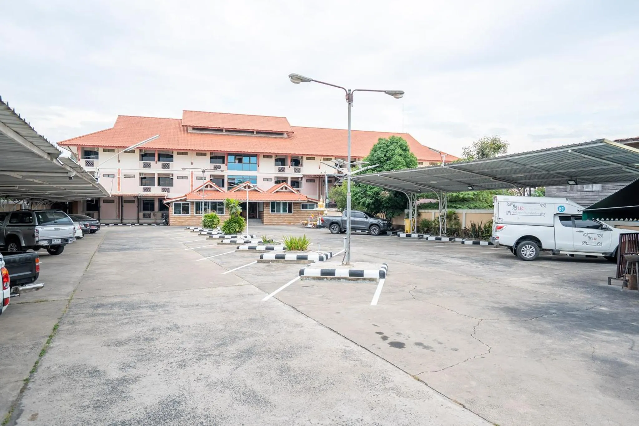 Property building in Chatsuree Mansion