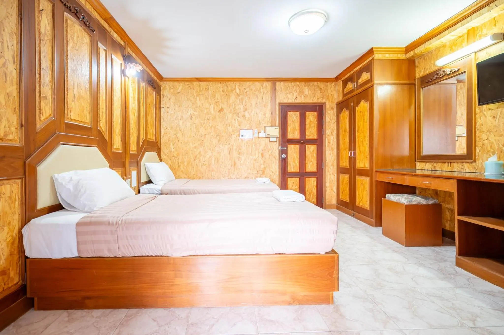 Bed in Chatsuree Mansion